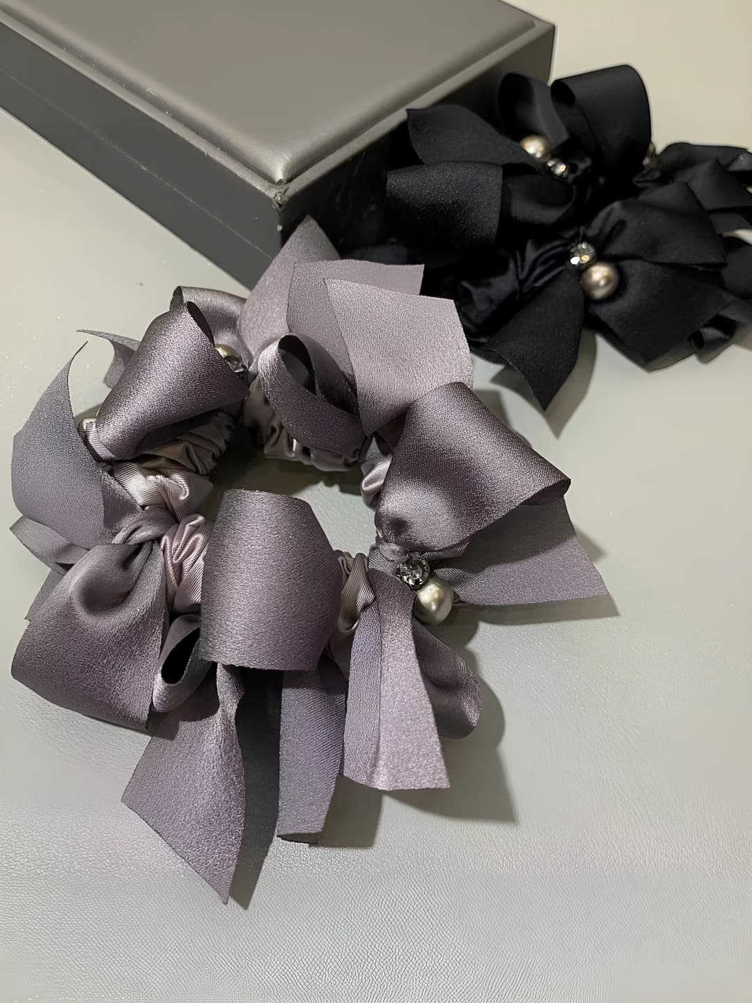 Ayollar uchun satin bow hair tie (scrunchie) — elastik, yuqori elastiklik, badiiy dizayn