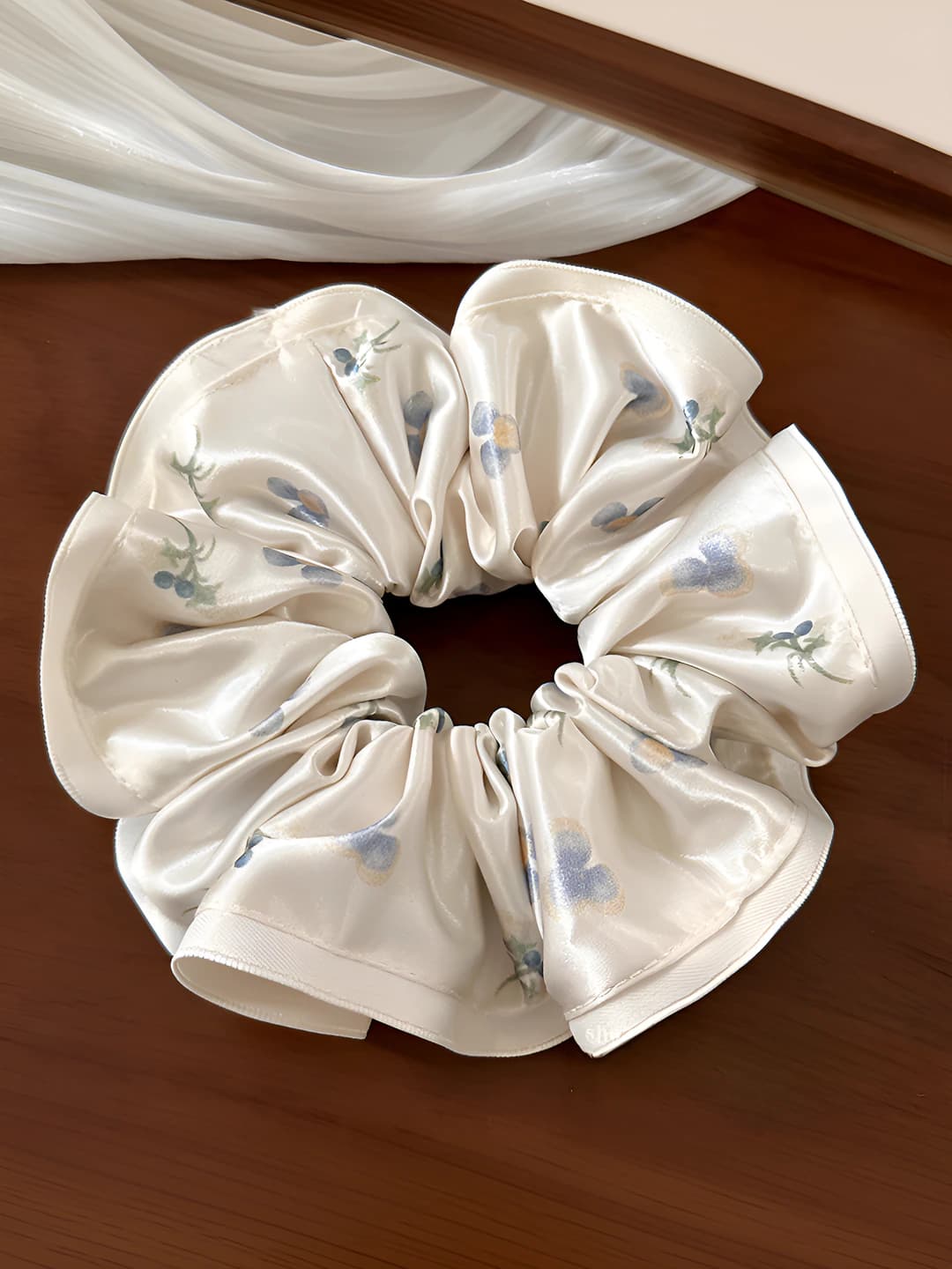 1# Small orchid satin scrunchie ~14 cm
