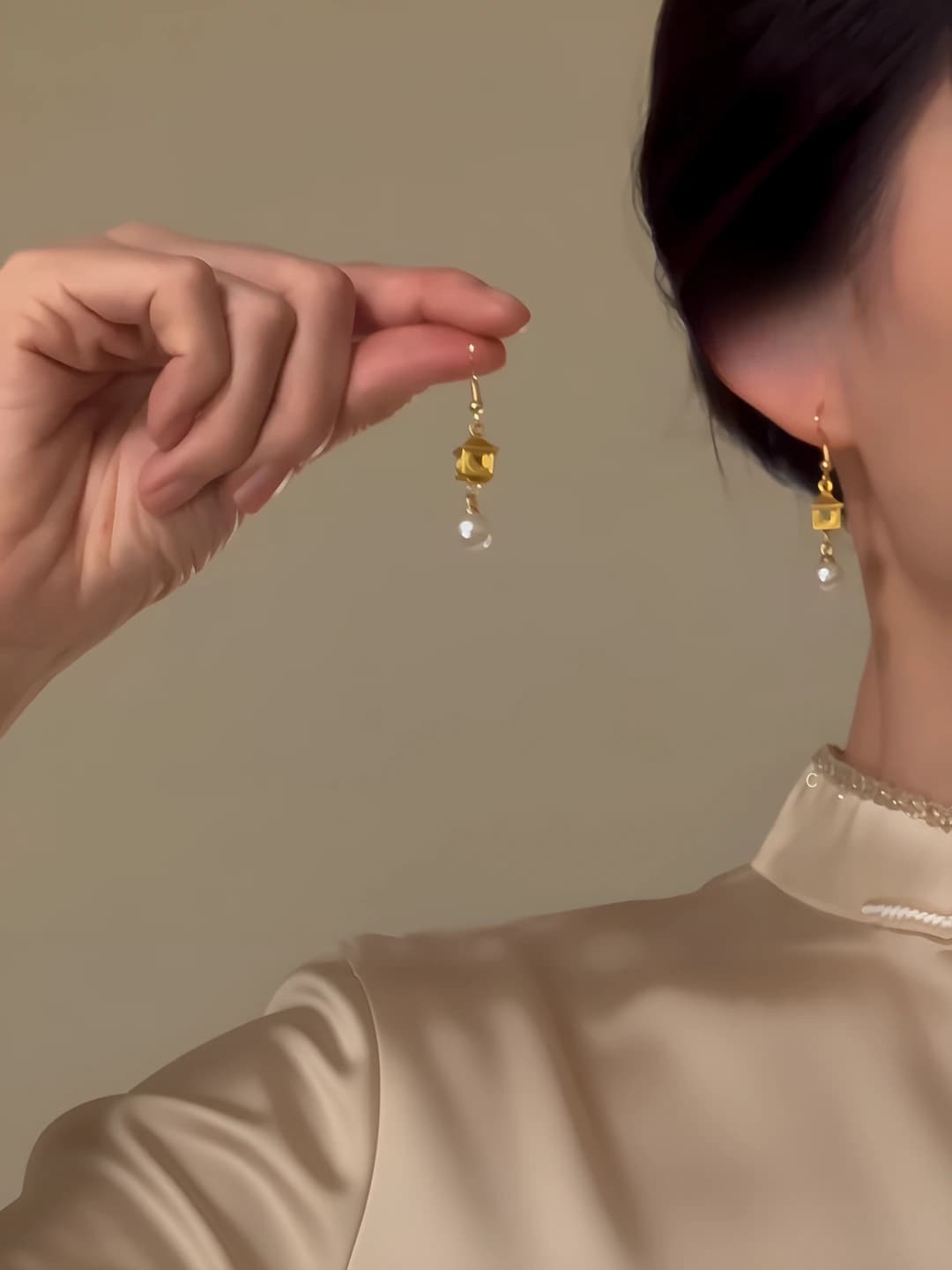 Ayollar uchun oltin rangdagi zamonaviy xitoy uslubidagi dizaynli ziraklar, qipao va hanfu bilan mos