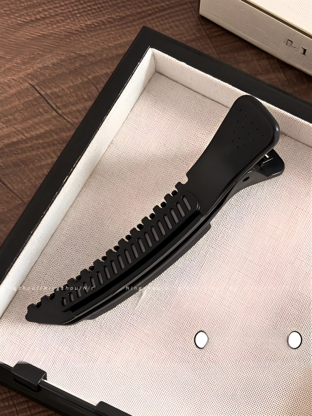 Open black fluffy clip ~11.5 cm