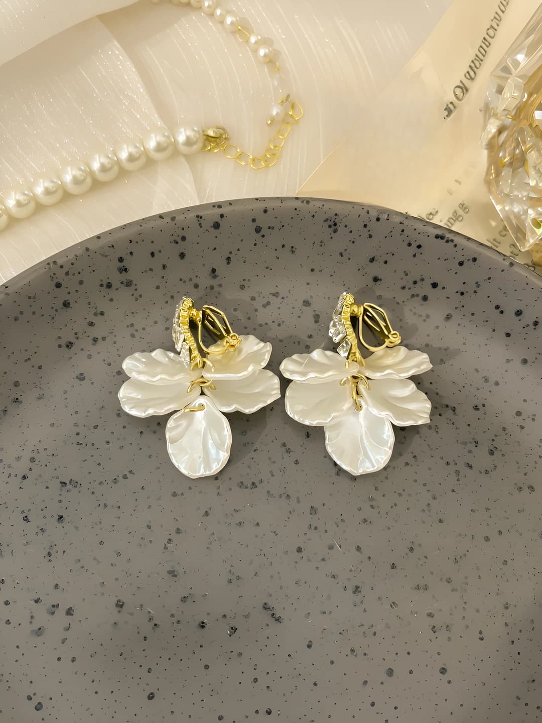 Shell diamond clip-on earrings
