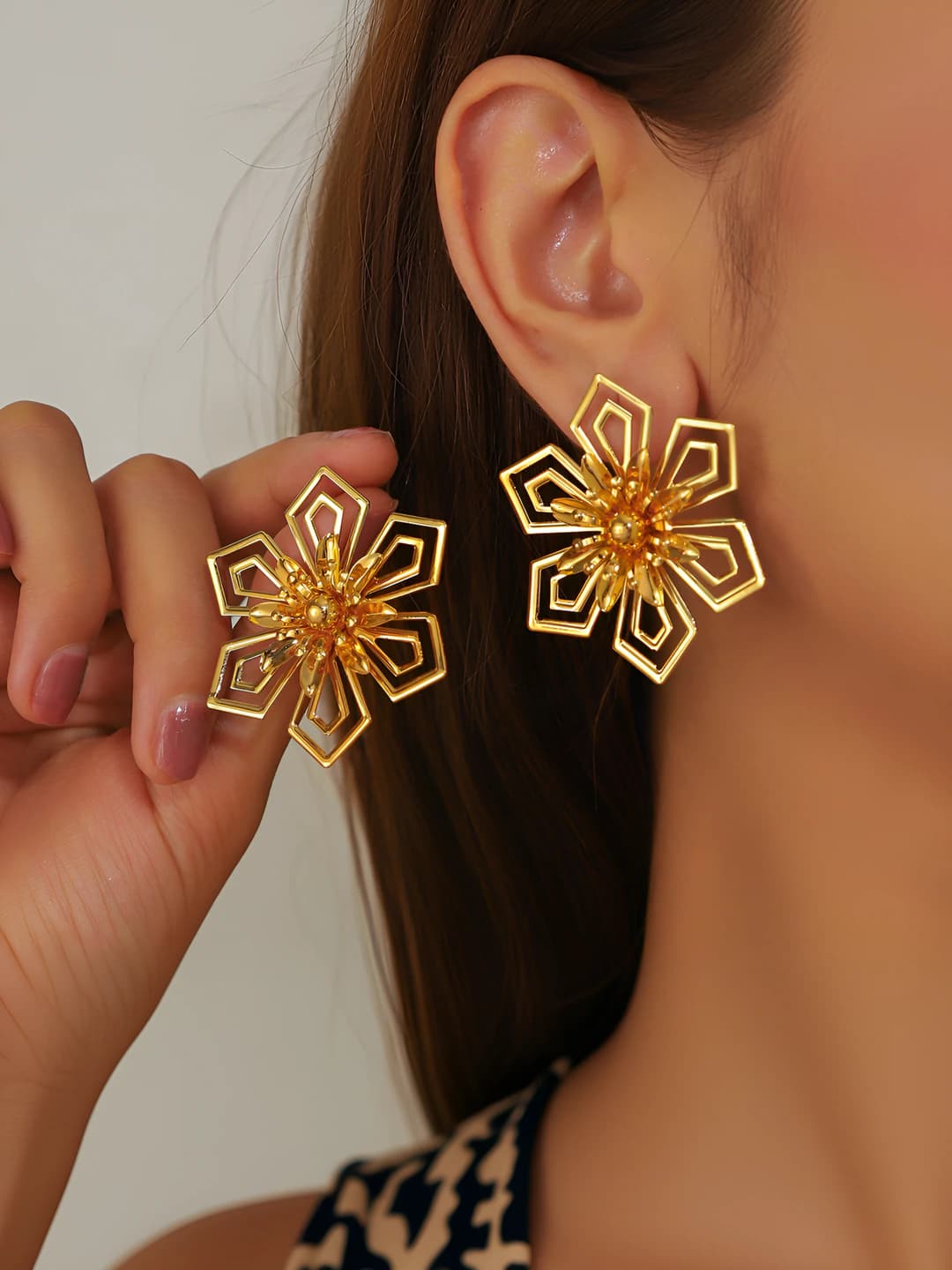 Women's gold-plated flower and rhombus design earrings