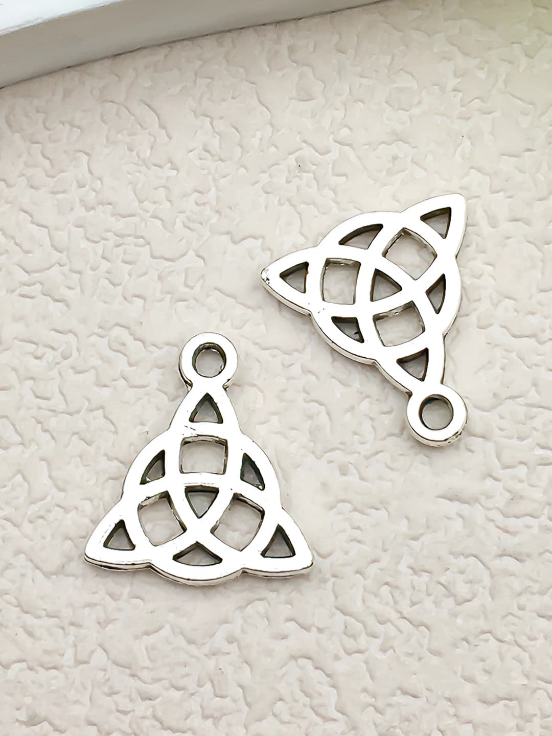 1 шт Треугольник Кельт 15x16mm-0.8g