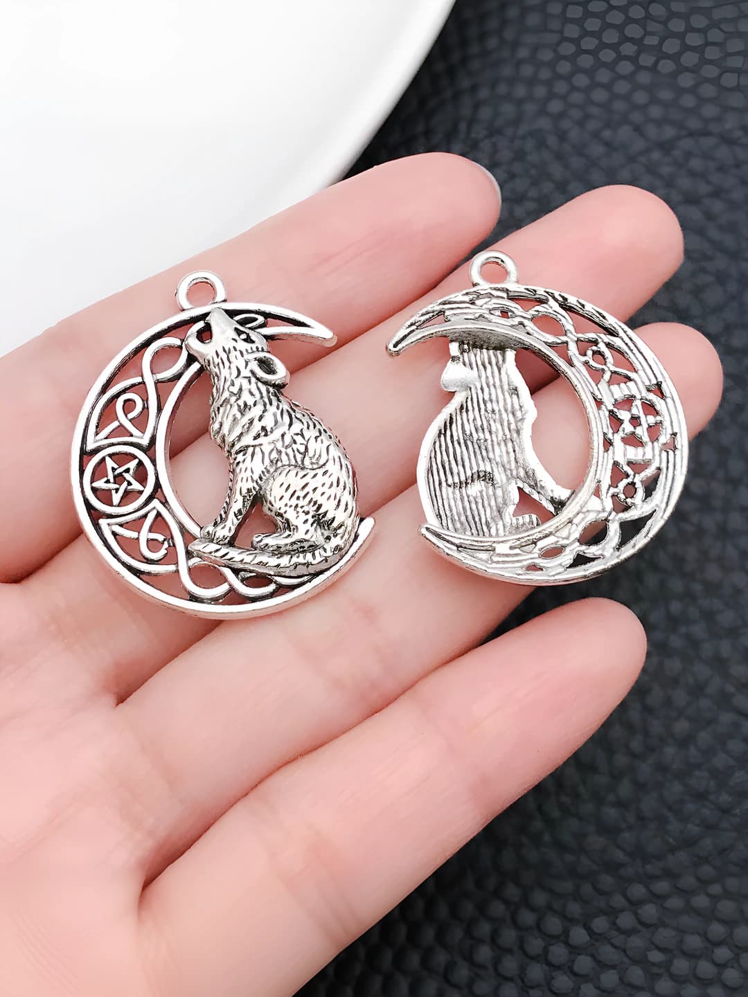 1 pc antique silver moon wolf 25x33mm-3.6g