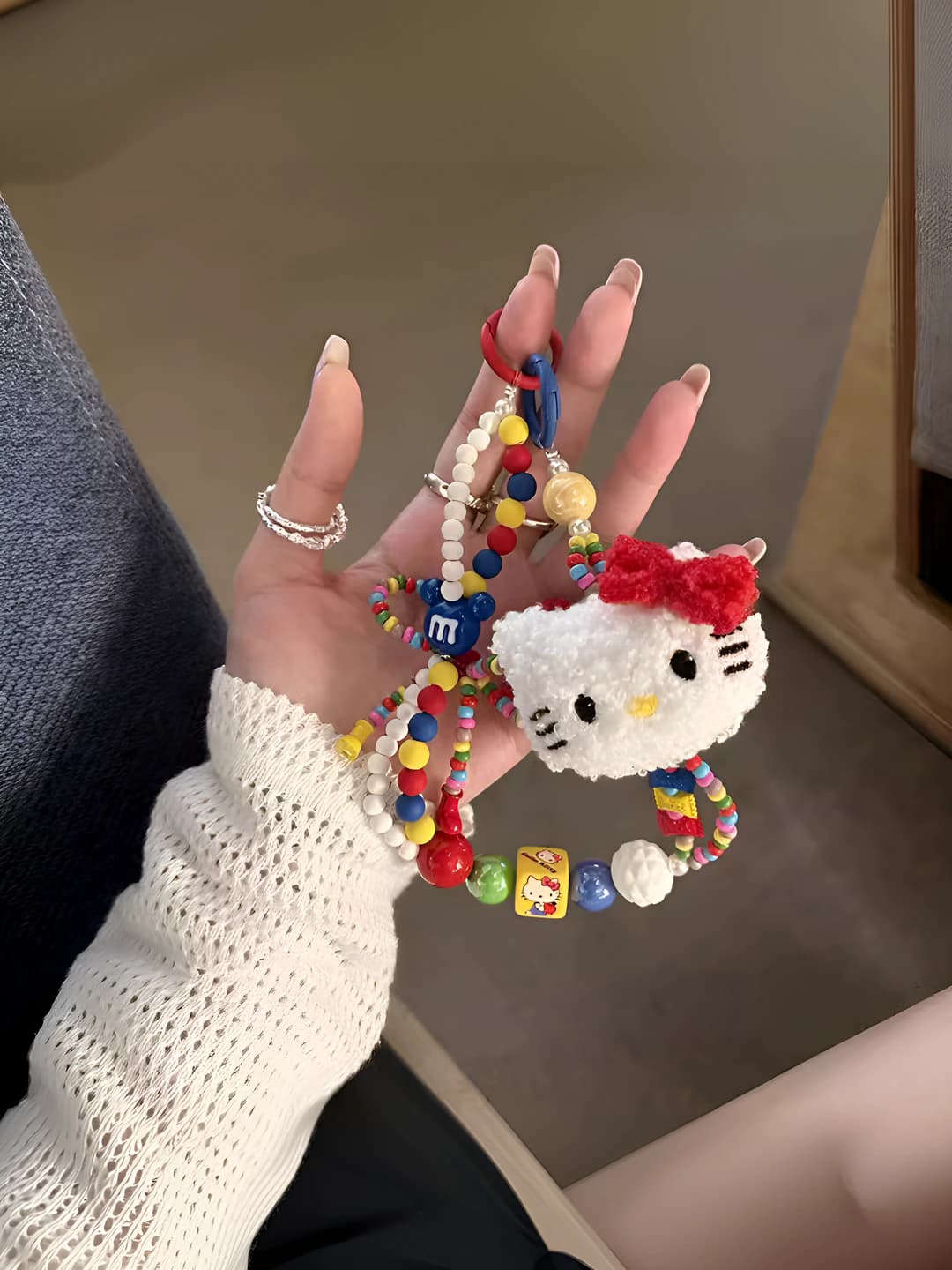Yorqin qizil Kitty mushuk (proba beriladi)