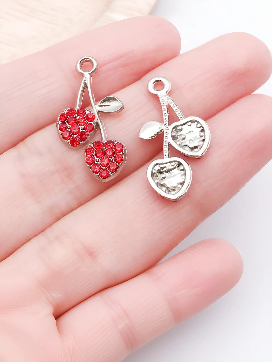1 dona oq k qizil nuqta olmosli shirin 23x12x2mm-0.9g-23455