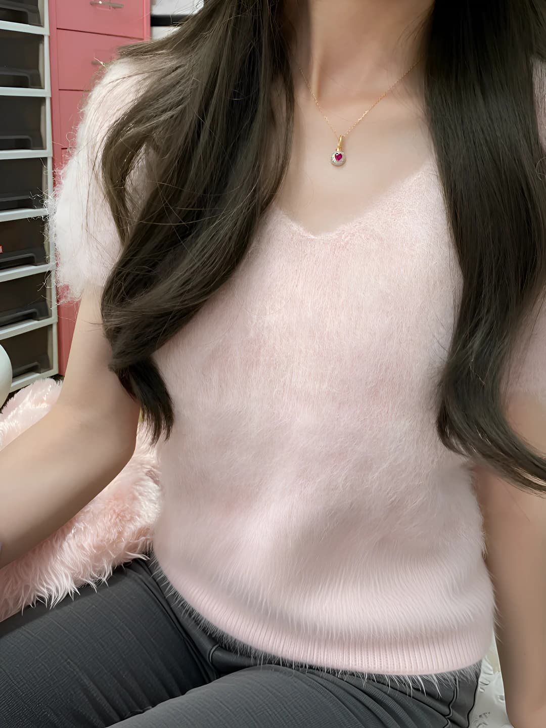 Ayollar uchun yurak shaklidagi osma bilan marjon: to'qqa, to'liq brilyantli, qizil brilyantli, geometrik dizayn elementi, 41-50 sm