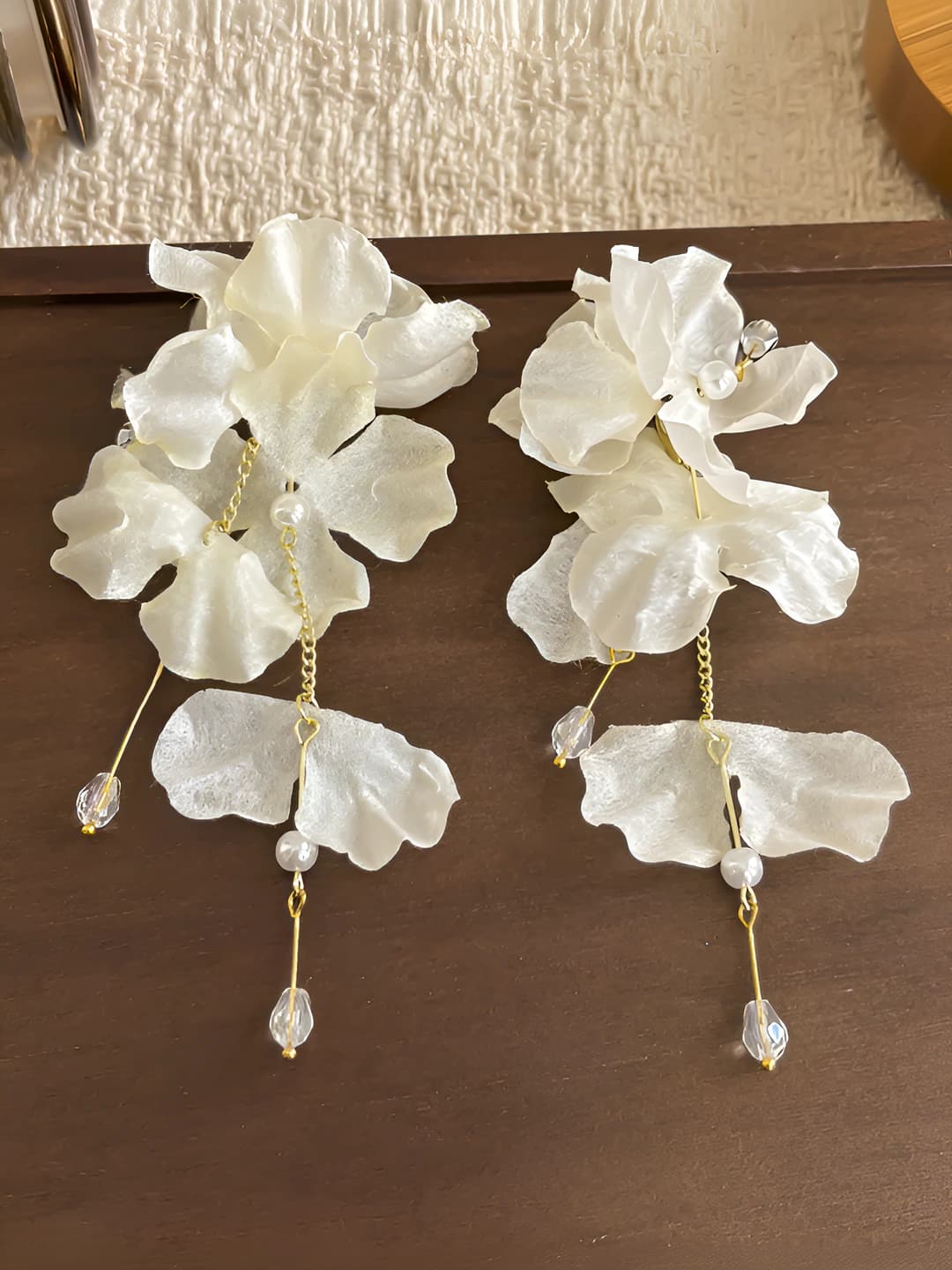 Beige flower tassel stud earrings - 9.5 cm