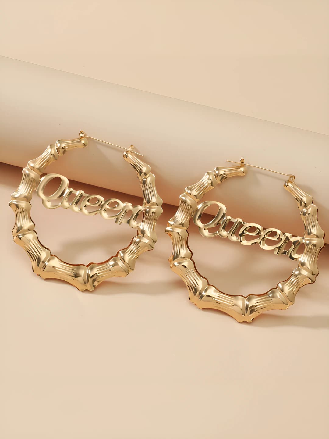 QUEEN letter earrings gold