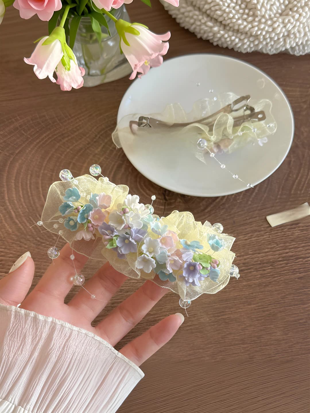 Ayollar uchun gullar shaklidagi tulle materialdagi prujinali soch toʻgʻnagʻich
