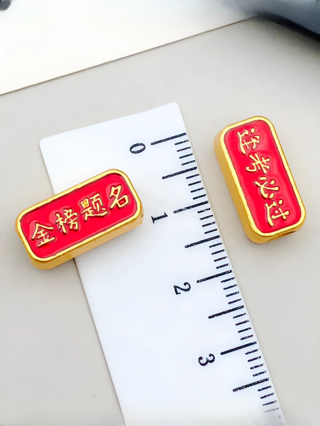 1 dona qizil ikki tomonlama chigirtka 17x8mm-teshik 4-3.3g