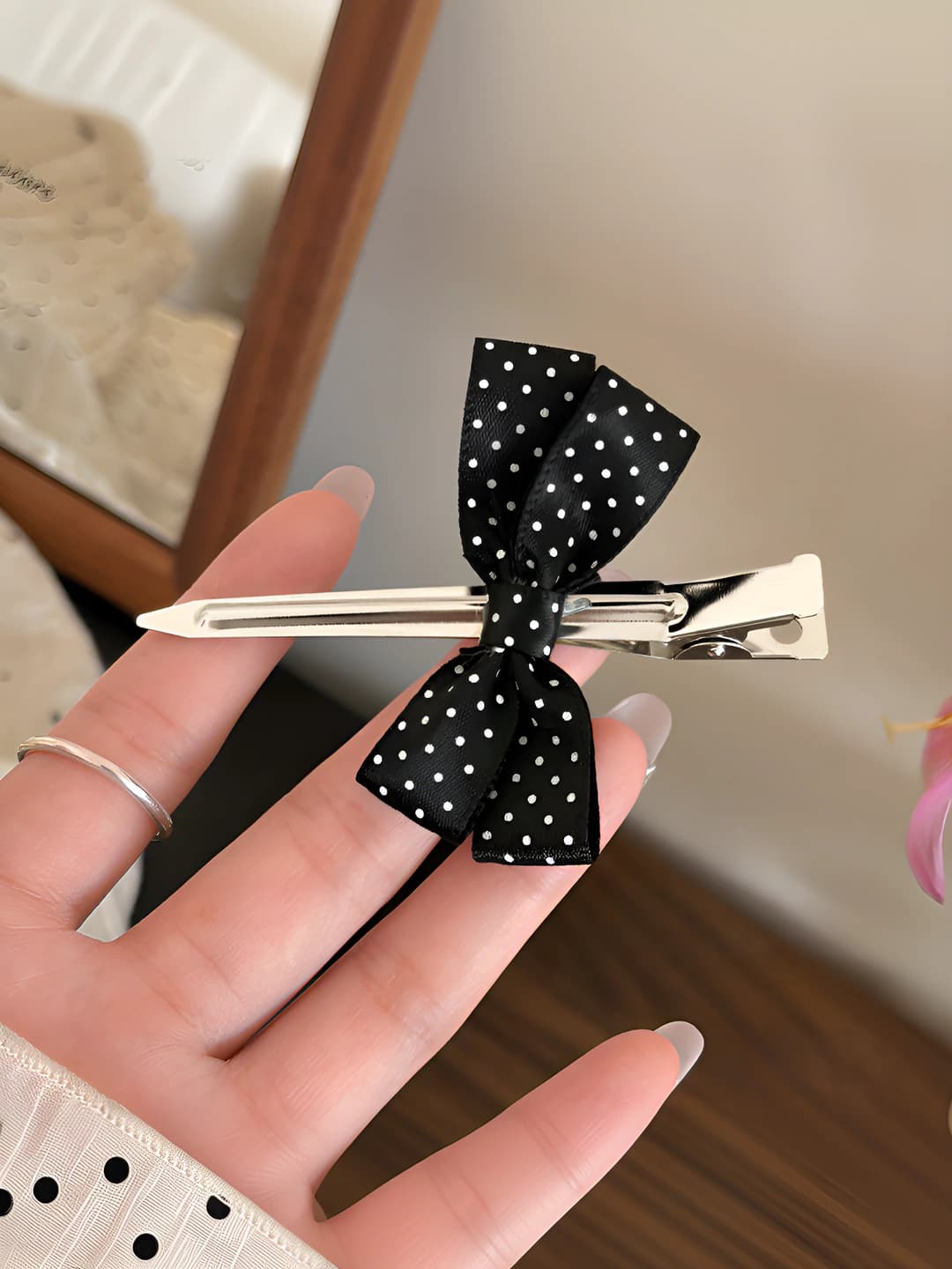 Black bow one-sided clip