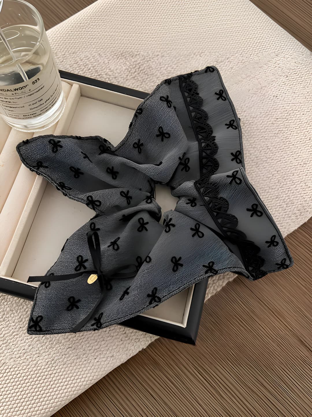 Grey bow square 20 cm