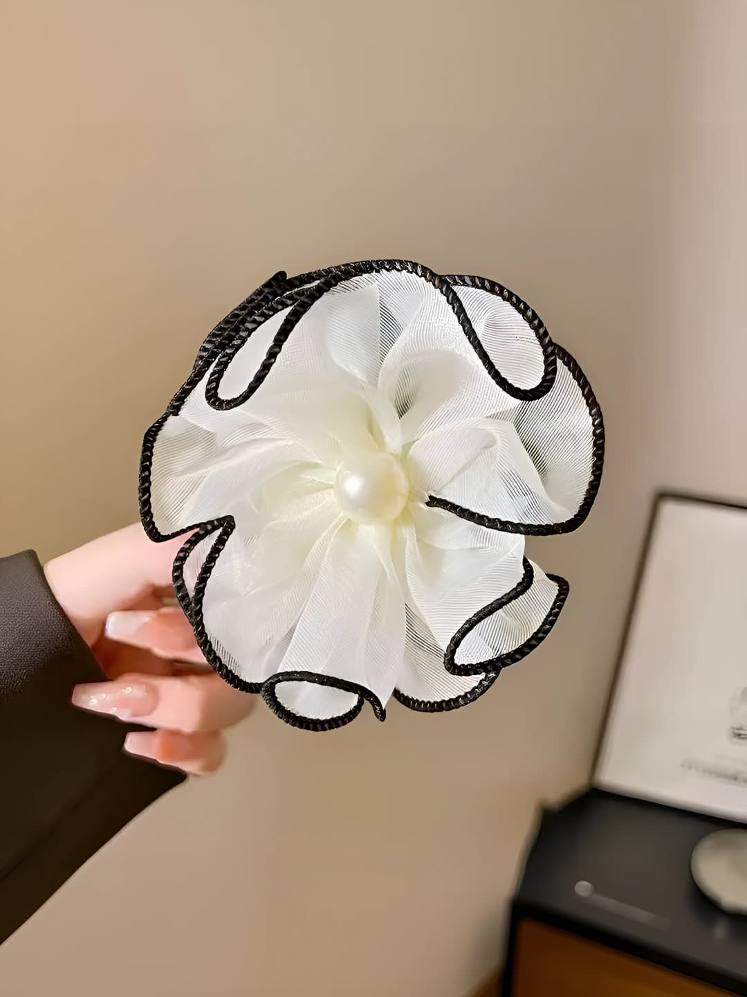 White bud-shaped hair clip