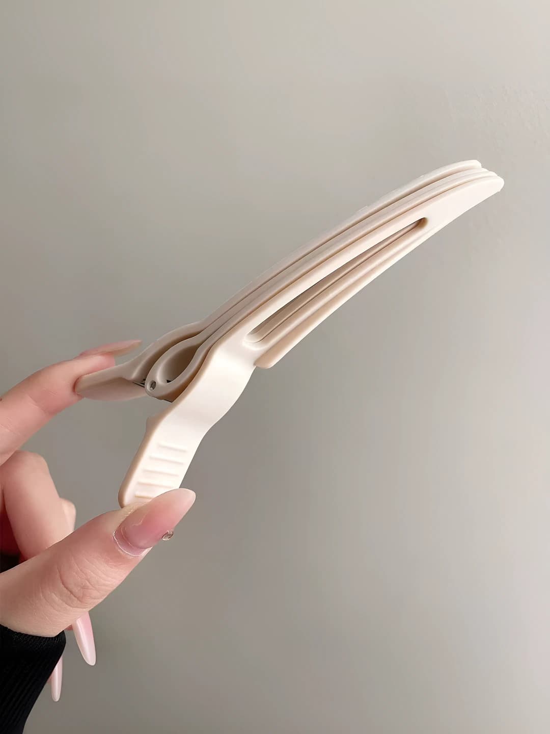 Off-white clip