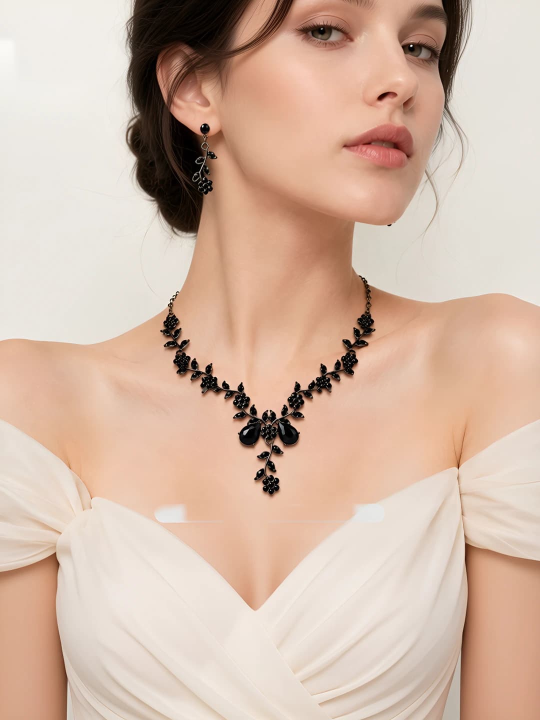 Women's jewelry set with floral pattern in sweet style with rhinestones (necklace and earrings)