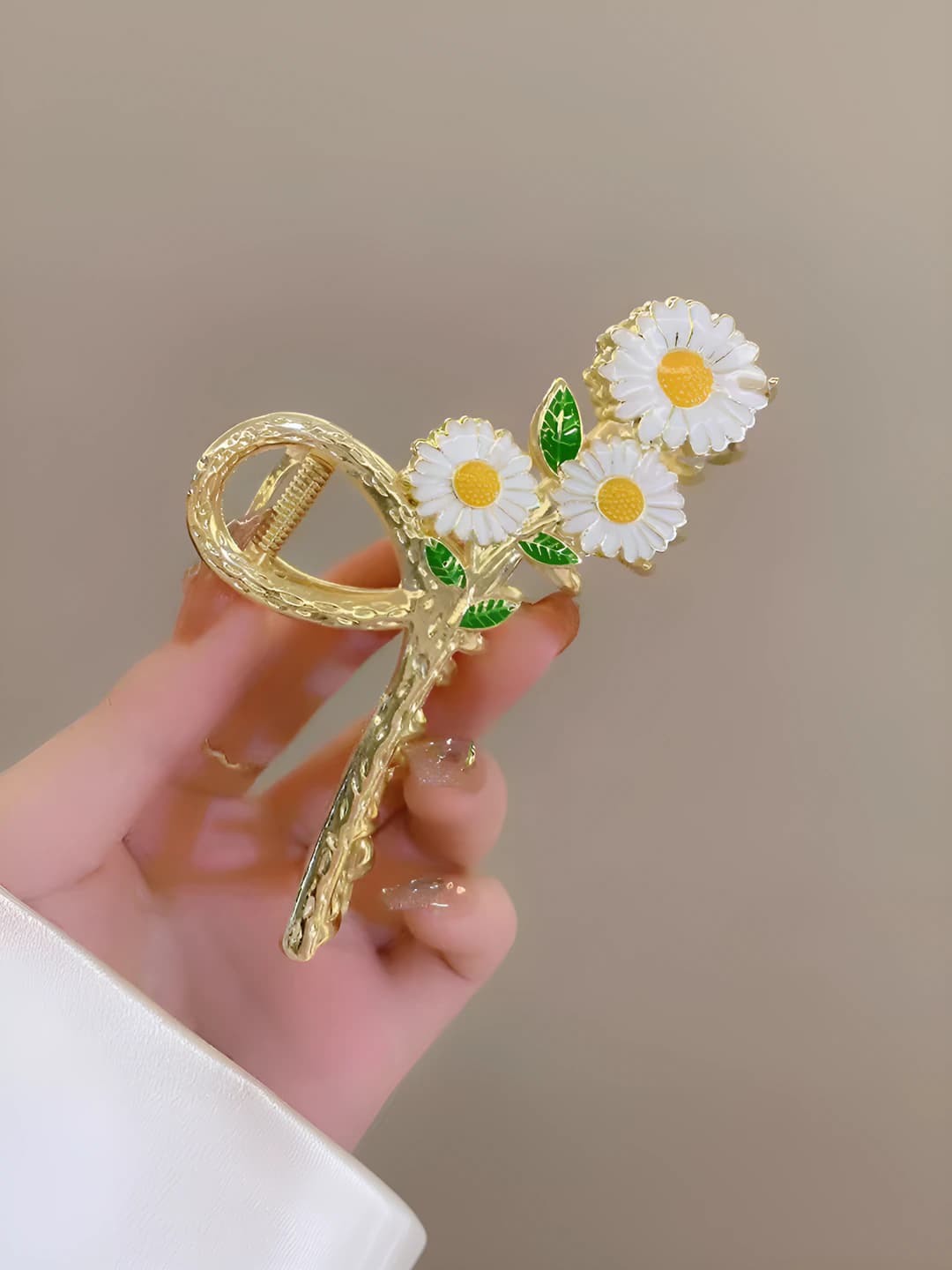 Painted daisy gold clip