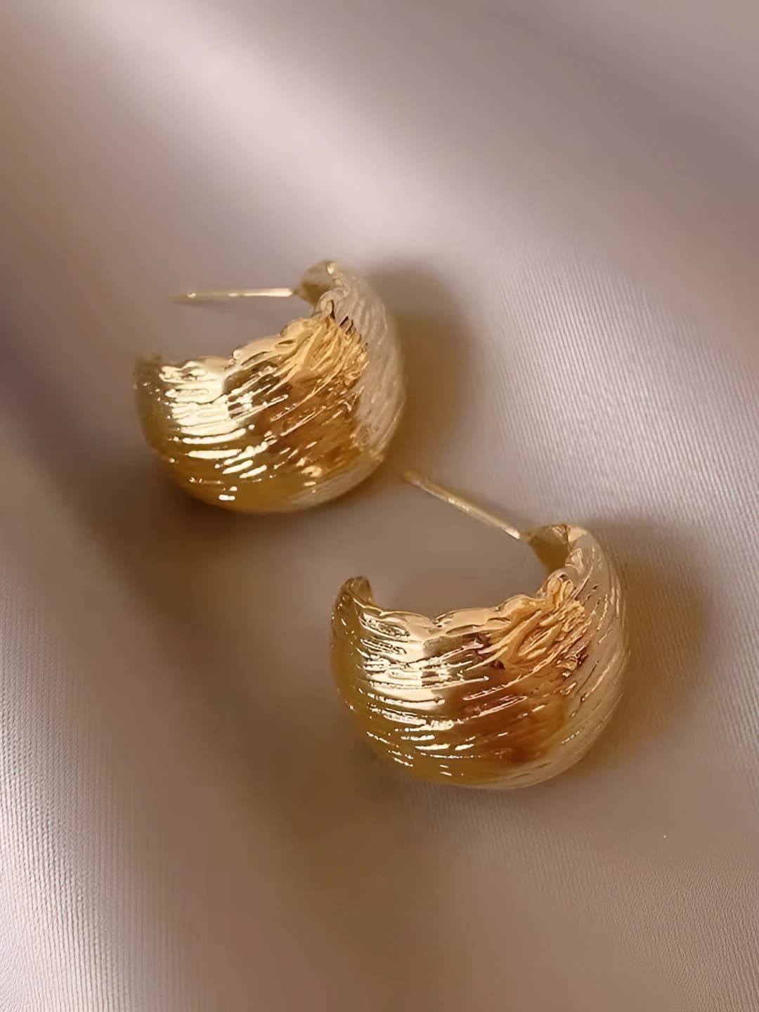 38-Gold crumpled ball hoop