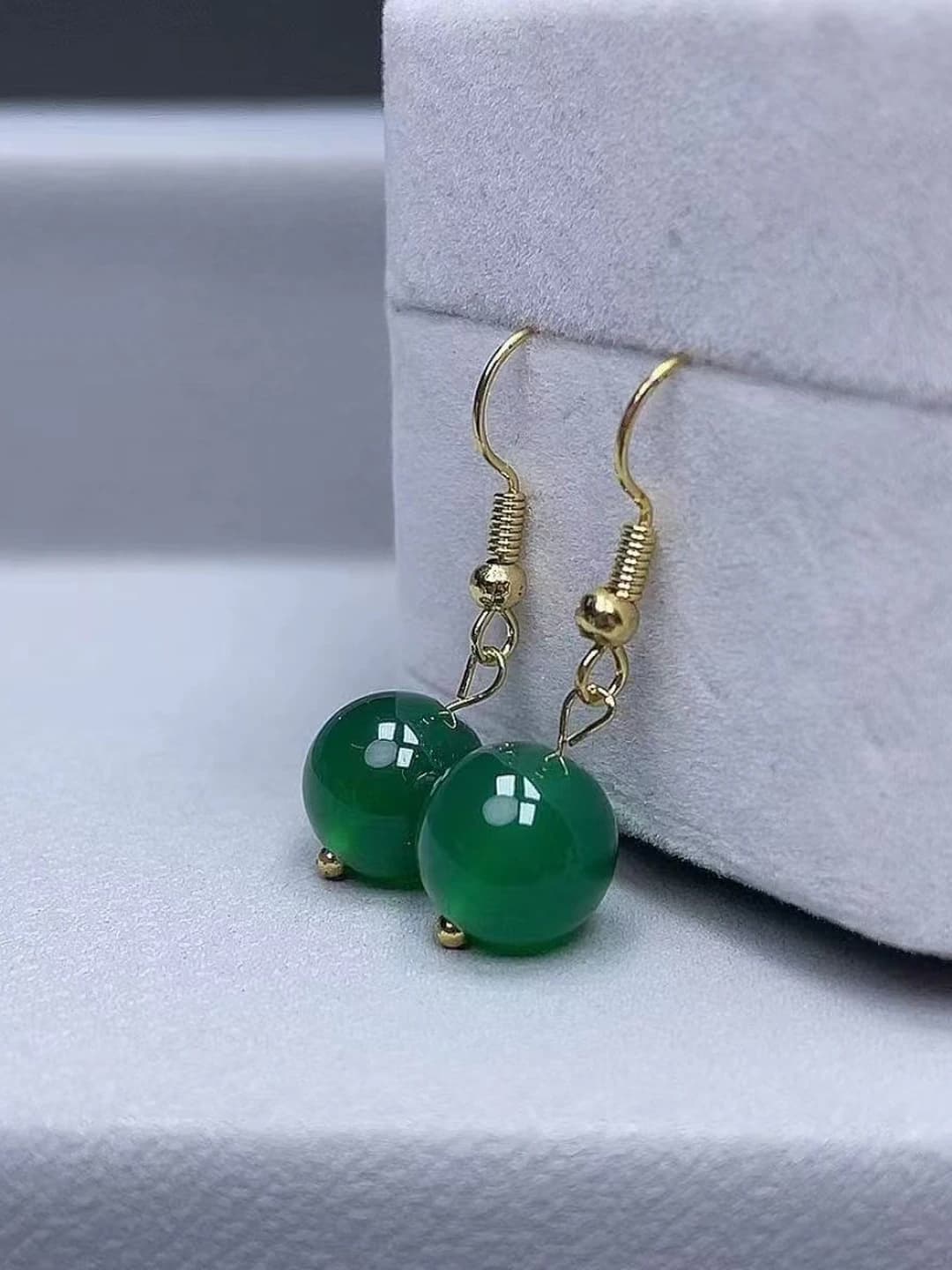 Women's green agate earrings with simple and elegant design