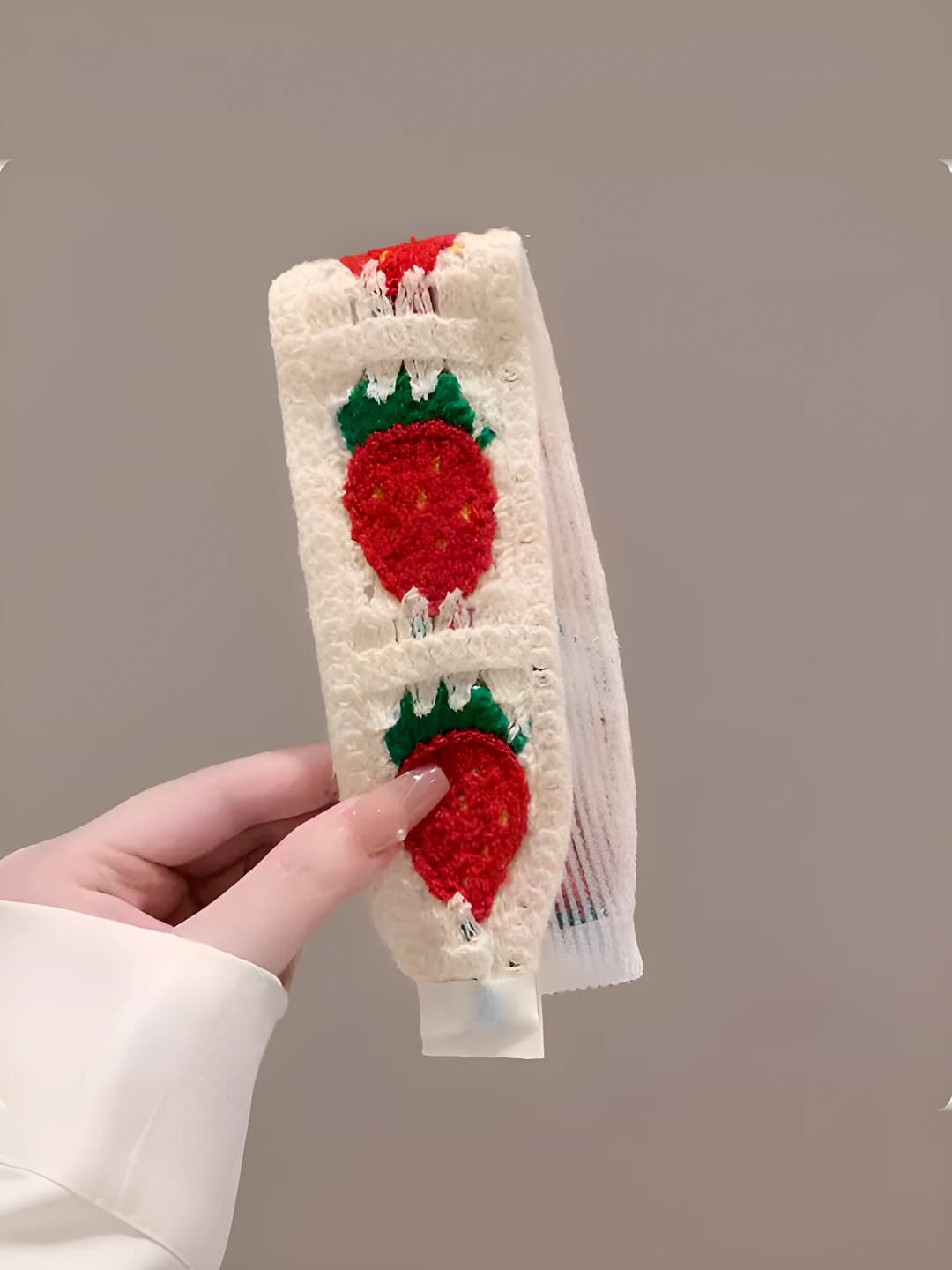 Разноцветная клубника 1 шт