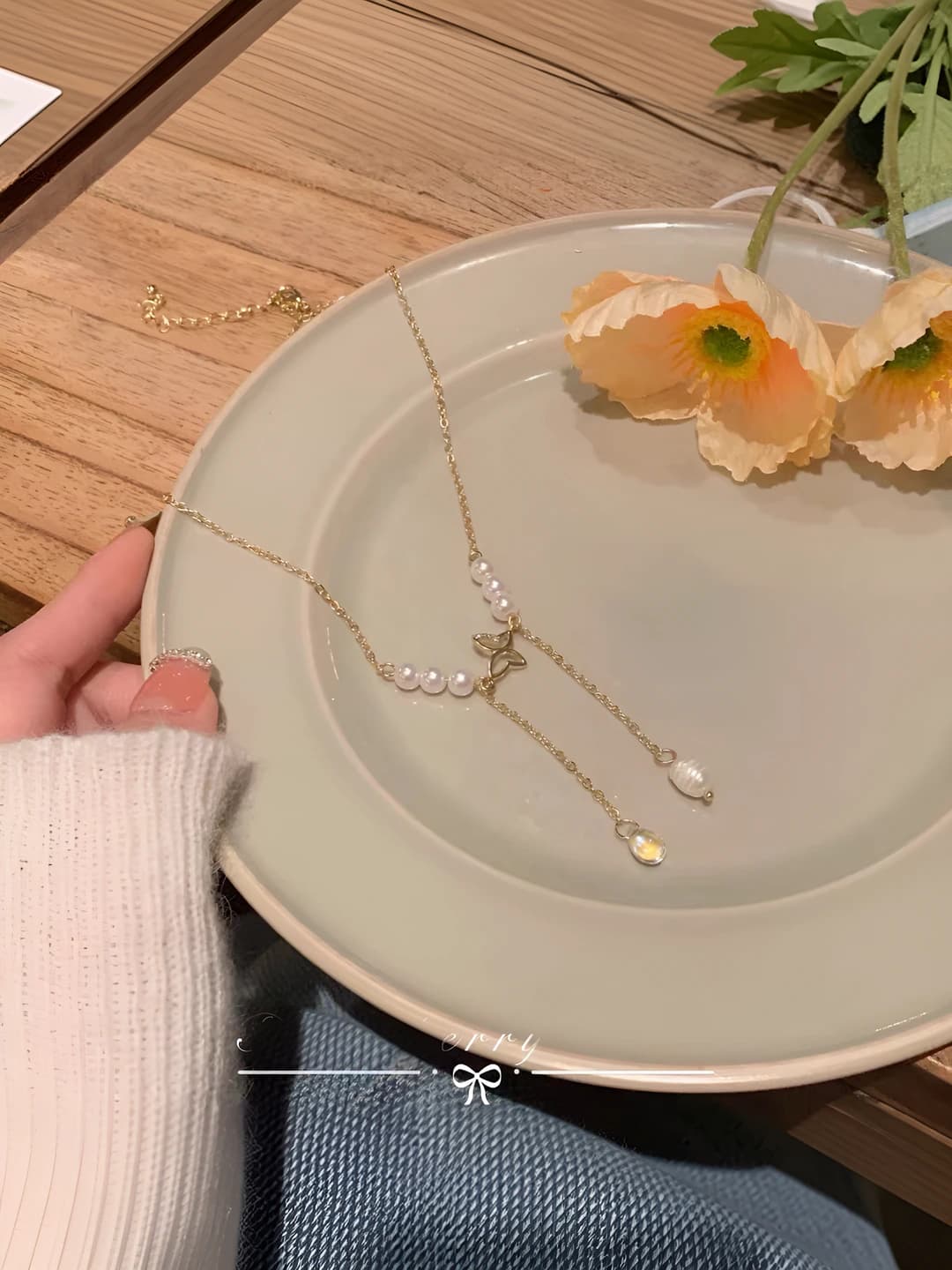 Bow necklace