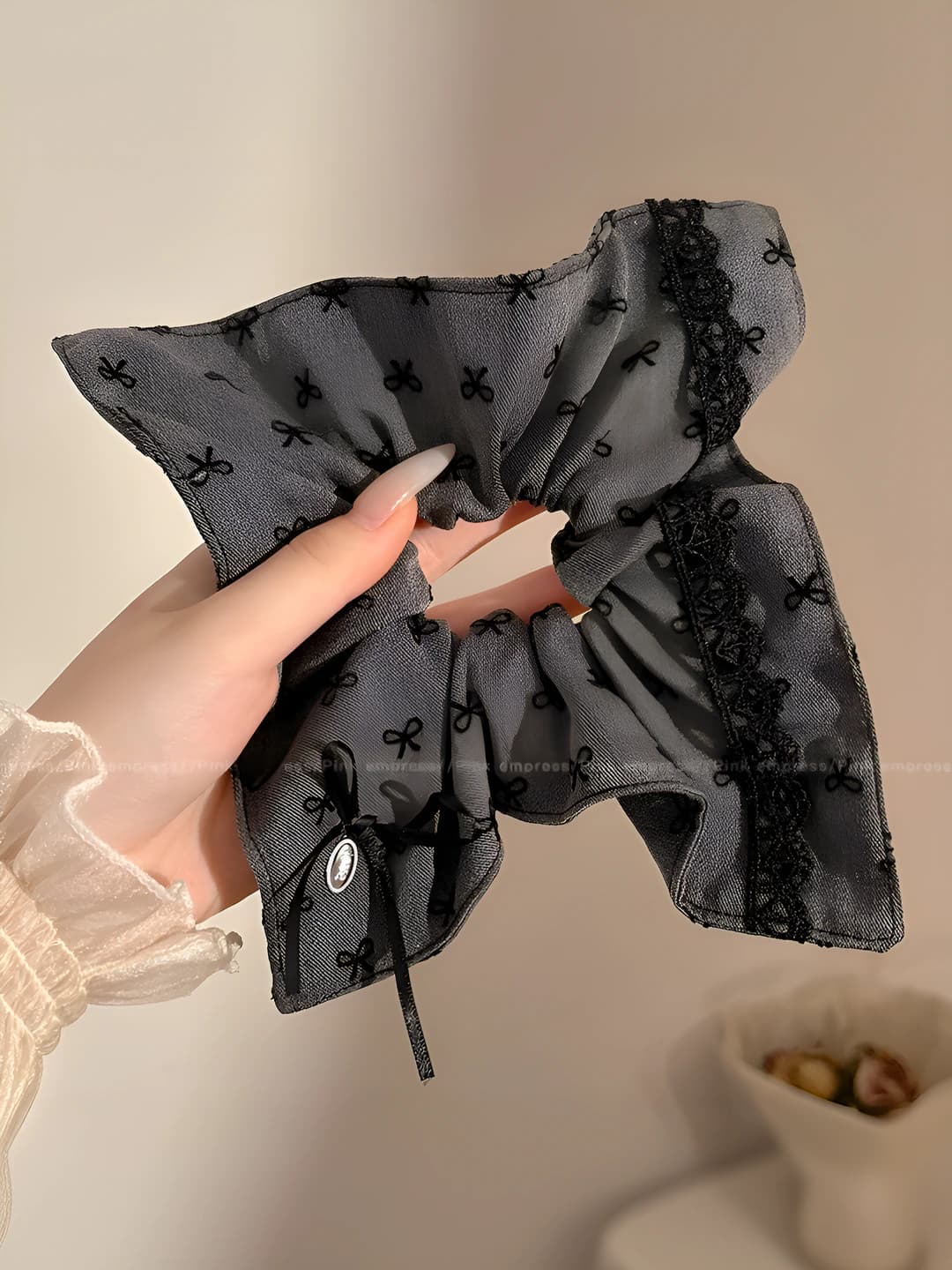 Grey bow square 20 cm