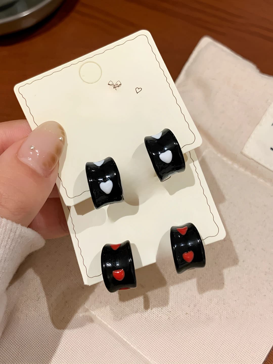Women's black C-shaped huggie earrings, 925 silver post, heart shape, sweet cool style, simple and individual design, for daily commute
