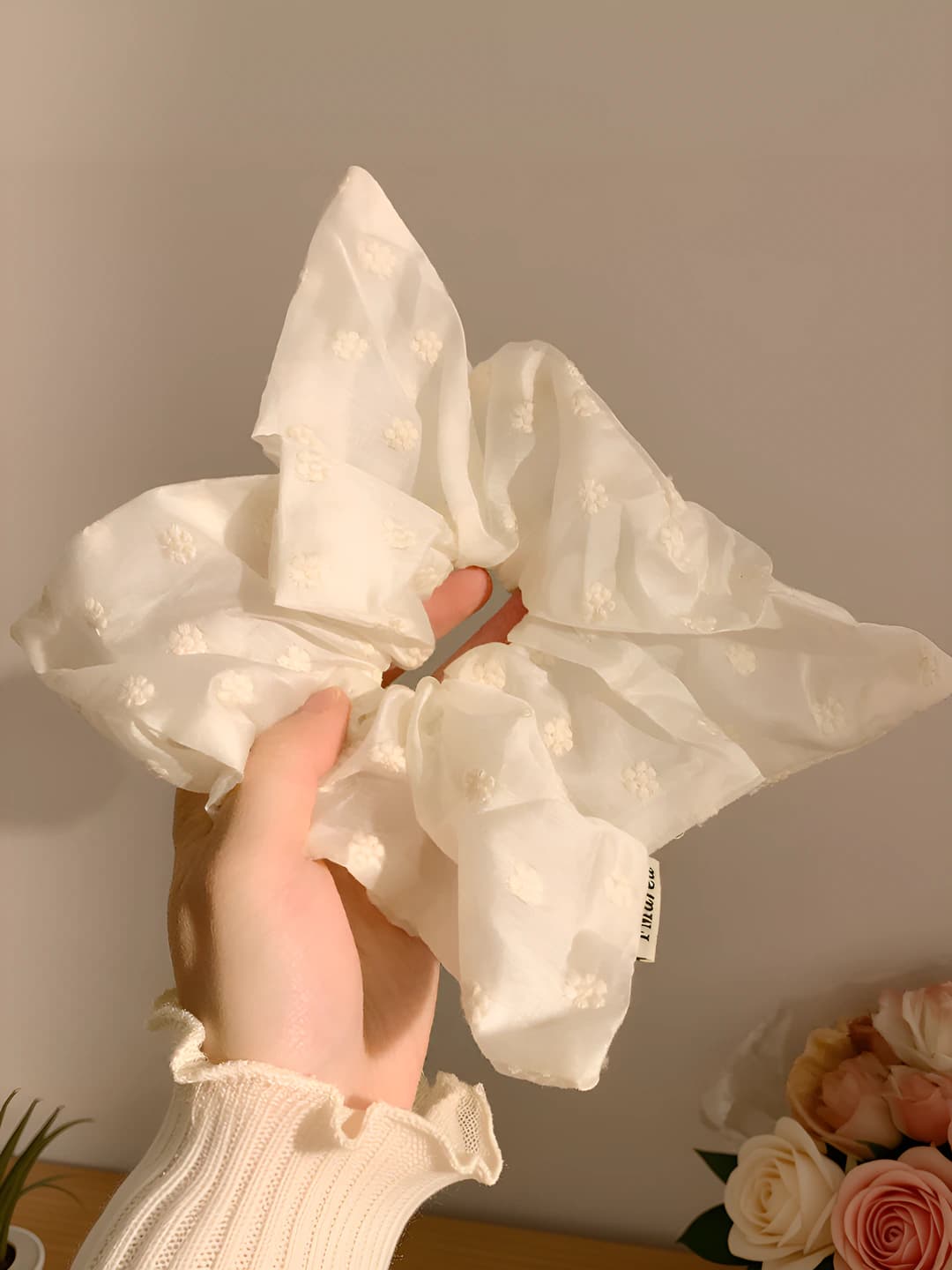 1# Off-white small floral - square, ~20 cm