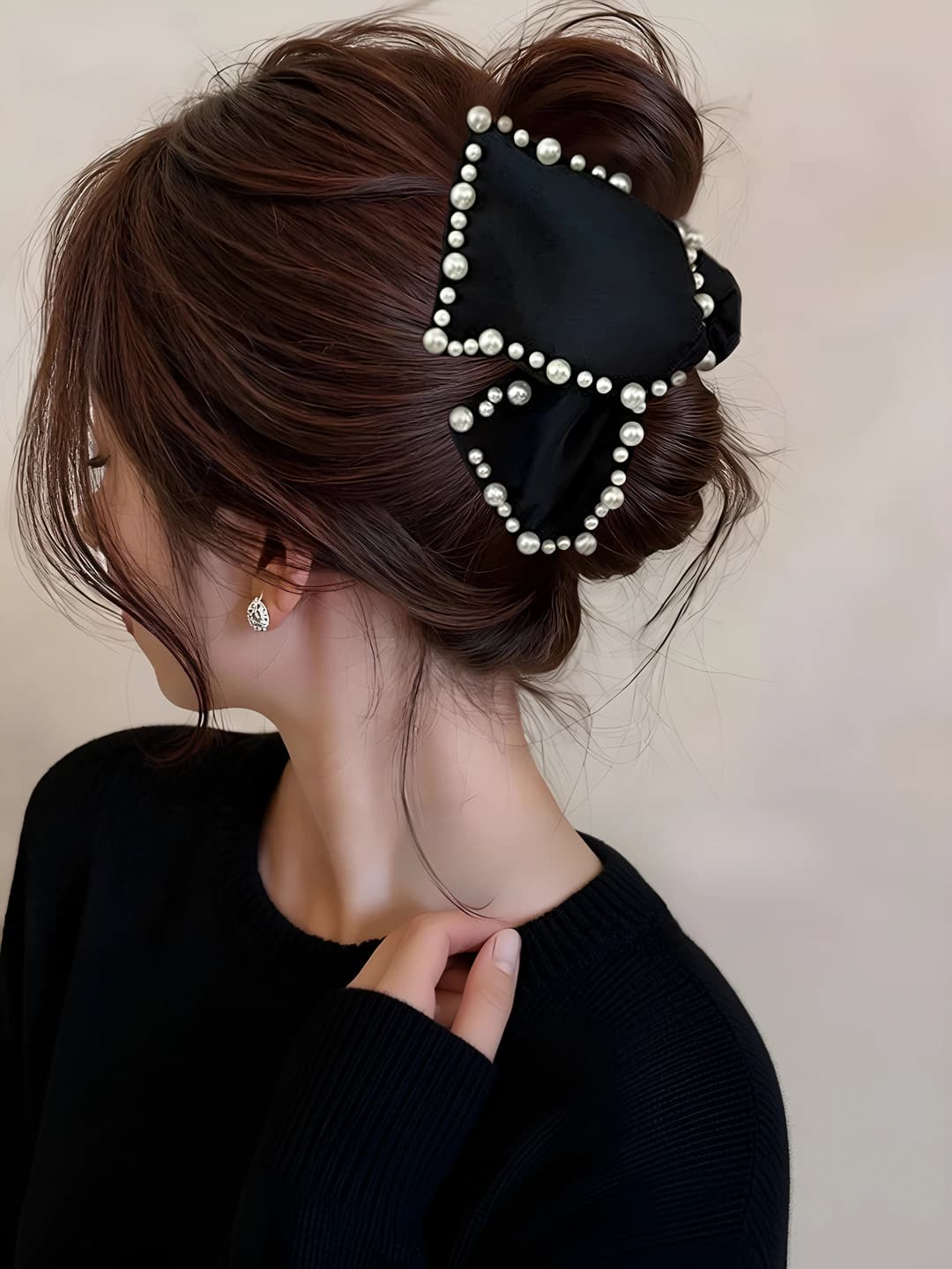 2# Black satin pearl triangle clip approx 13 cm