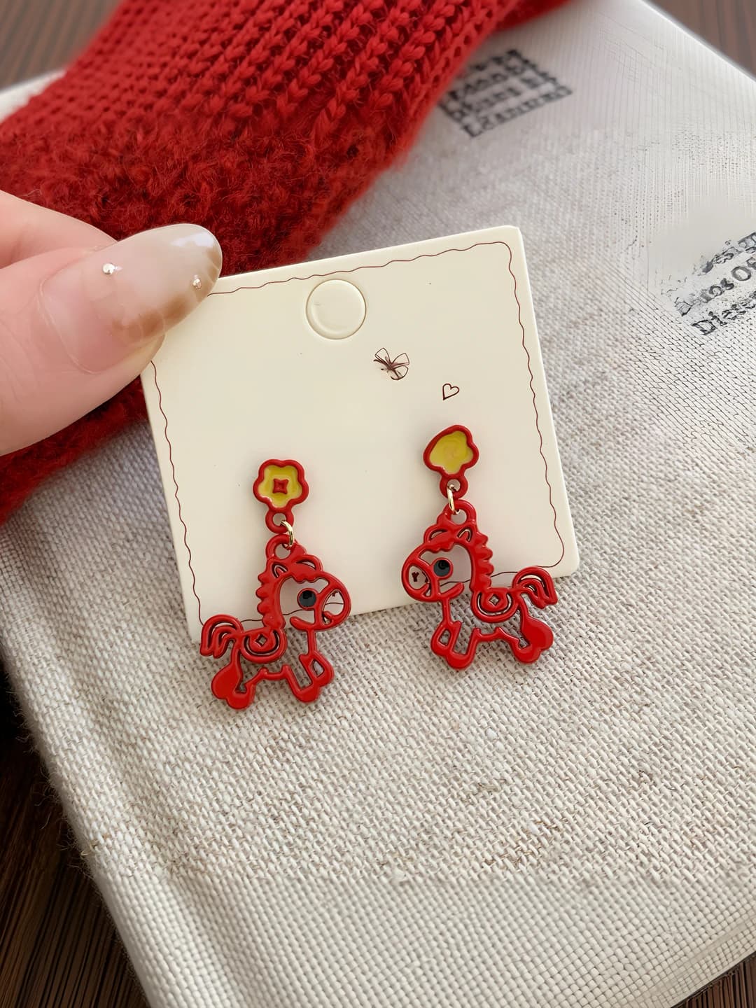 NEW34 Цветочная красная лошадка