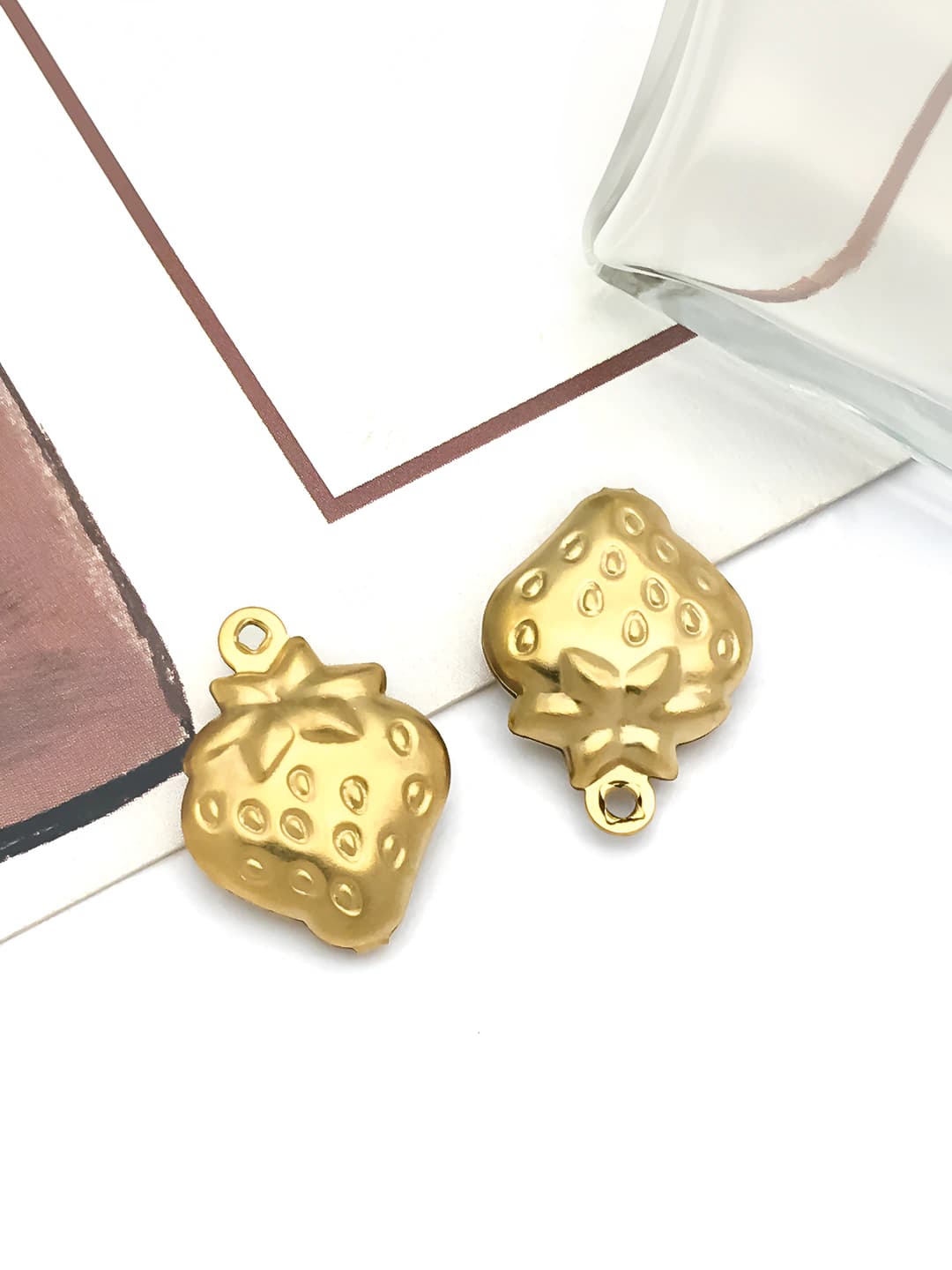 1 шт Золотая клубника 11x15x4mm-0.36g