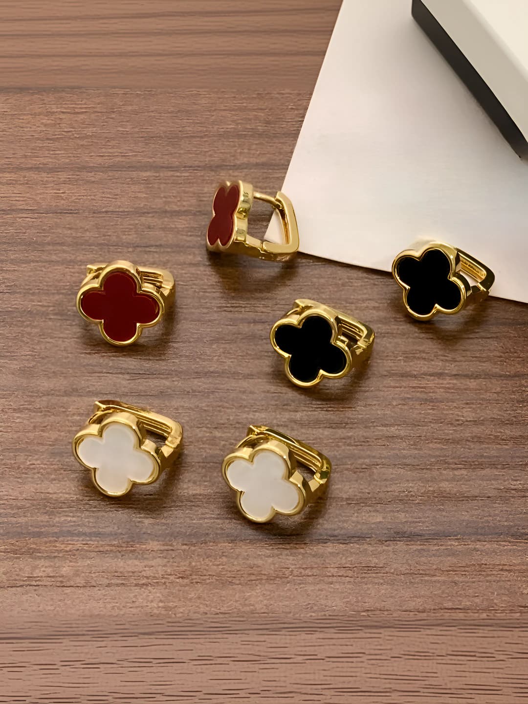 Women's black four-leaf clover stud earrings made of copper with 18k gold plating