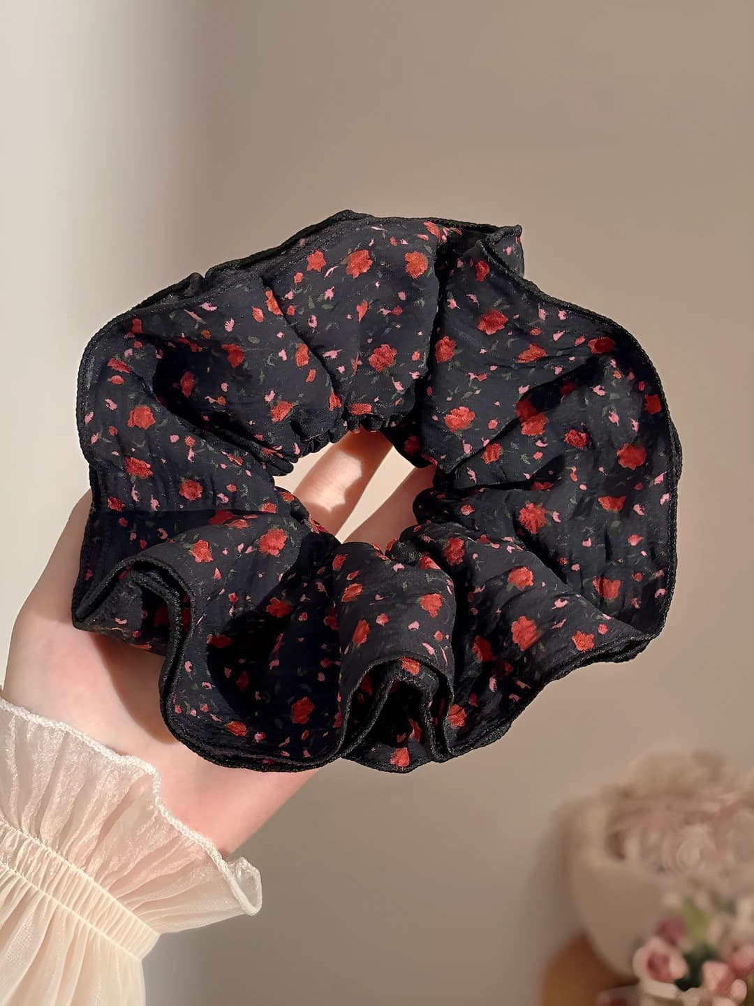 Floral circle - black ~15 cm