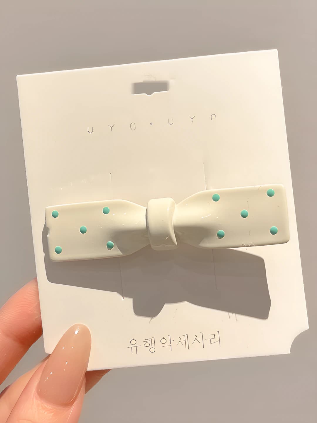 1# Beige bow, oval, ~6.5 cm