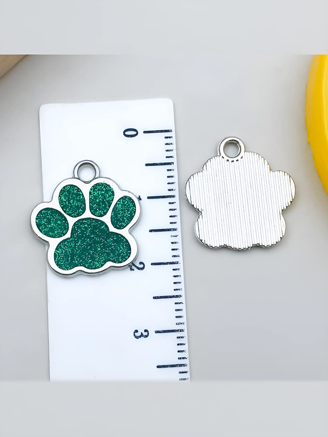 Белый K зелёный с золотом коготь медведя 17x16mm-1.1g