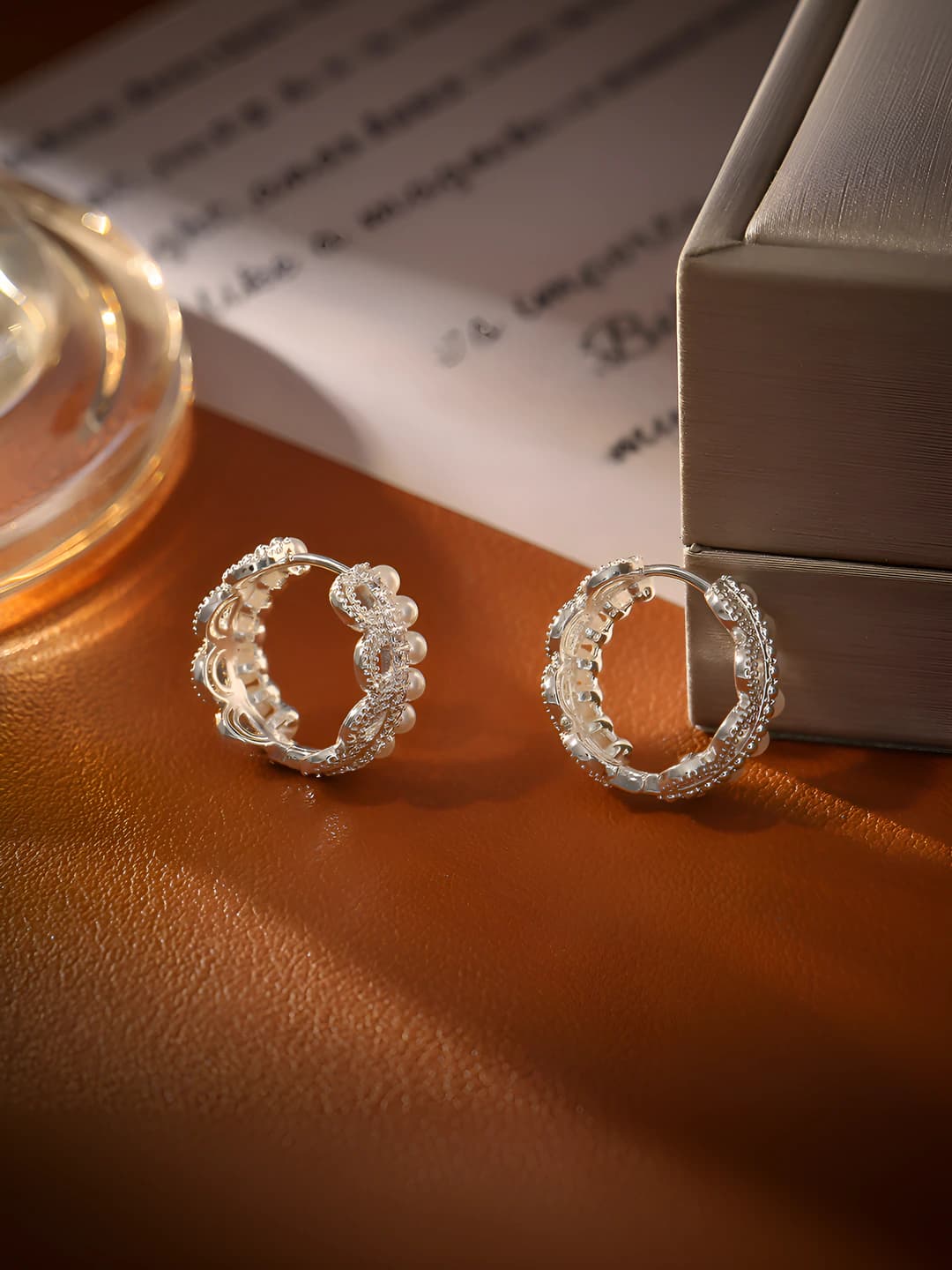 Women's pearl hoop earrings with lace edge: retro, ins style, geometric shape, real gold plating, copper base, 18K gold post