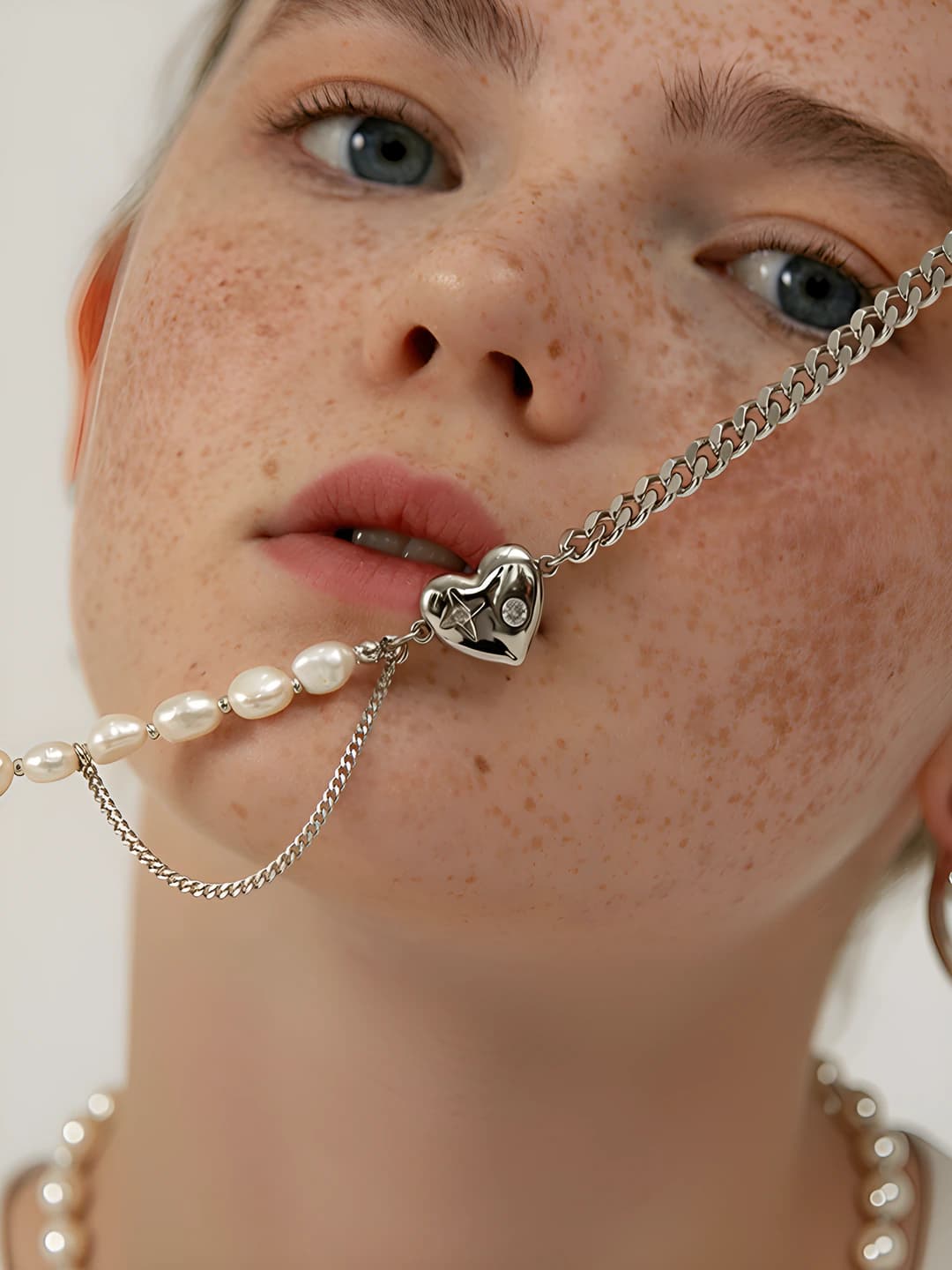 Women's asymmetric pearl and zircon heart-shaped choker chain