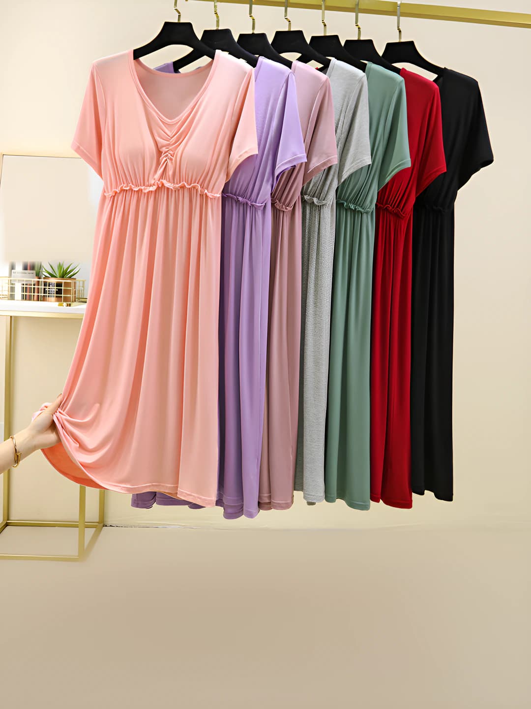 Ayollar uchun yozgi mo'dal ko'ylak, V-yoqa, kalta yeng, bo'sh (oversize) A-shakl, oyoq qoplagan, uyda kiyish uchun
