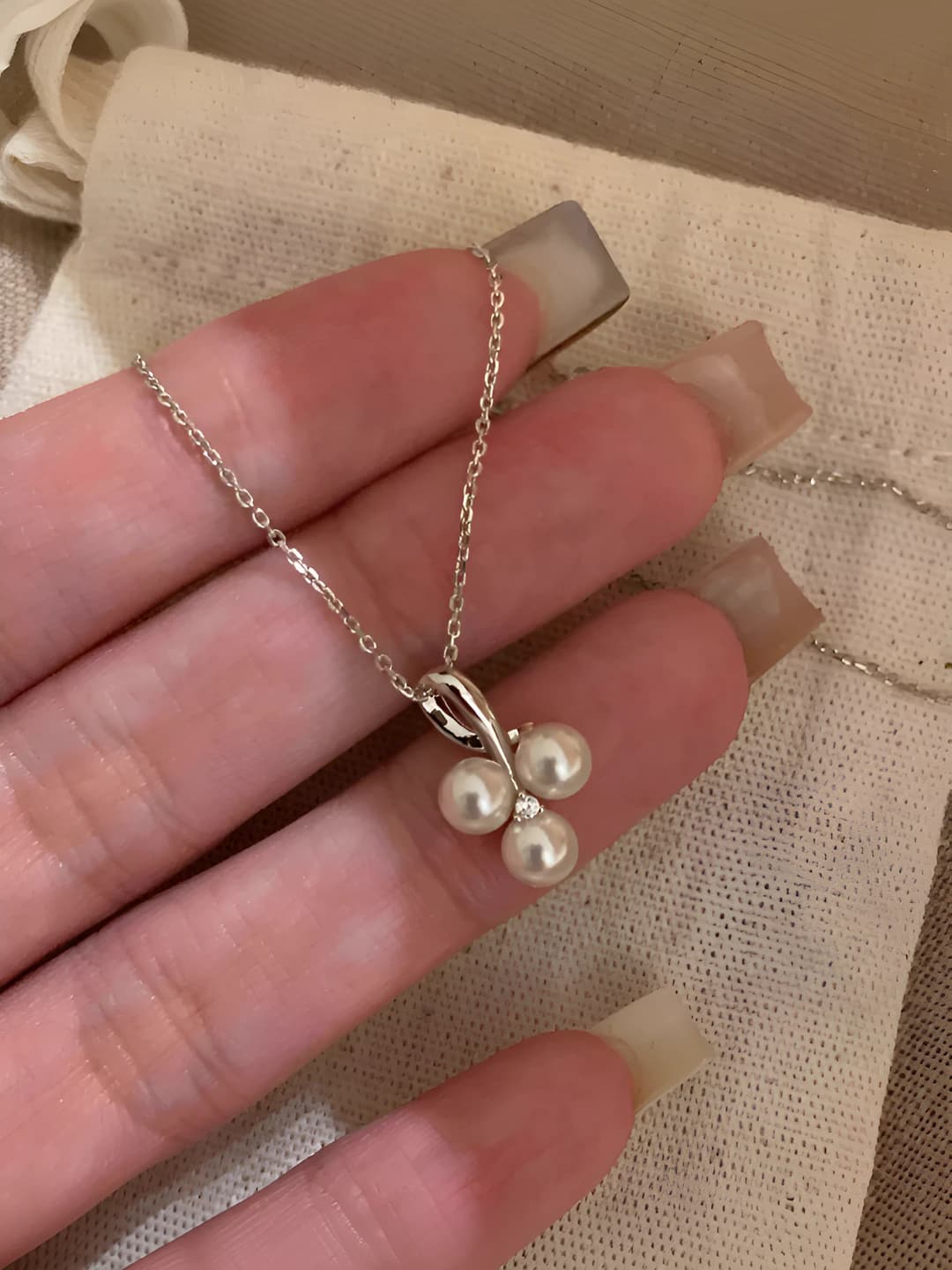 Small grape pearl necklace, white gold