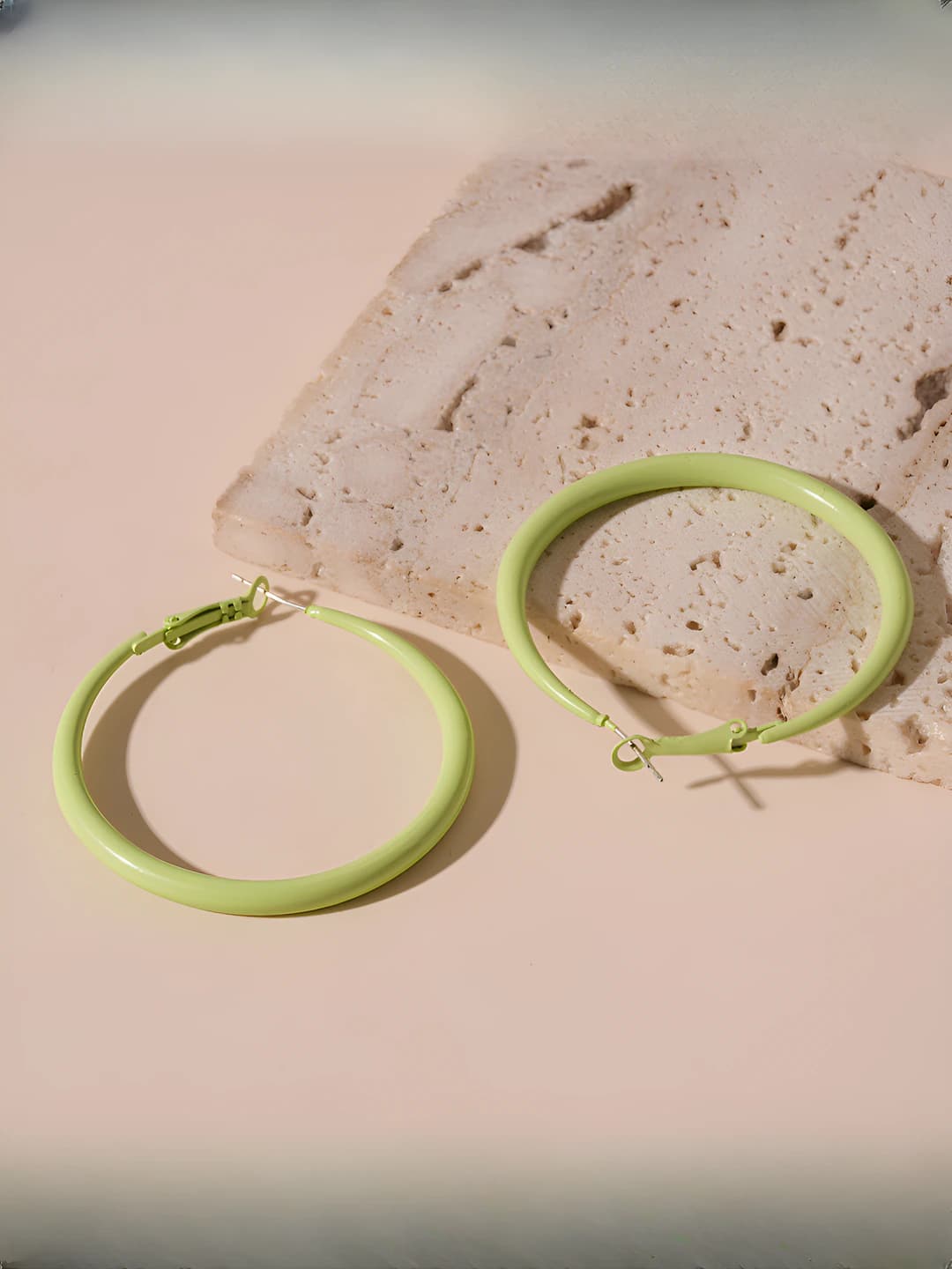 Silver post - green circle