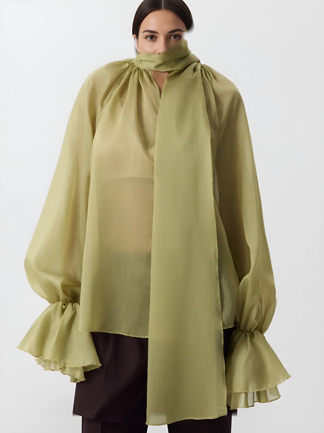 Ayollar uchun kuz-qish bluzkasi: V-yoqa, muz-ipak mato, uzun yeng, bo'sh (oversize) kesim, bir rangli, o'rta-uzun
