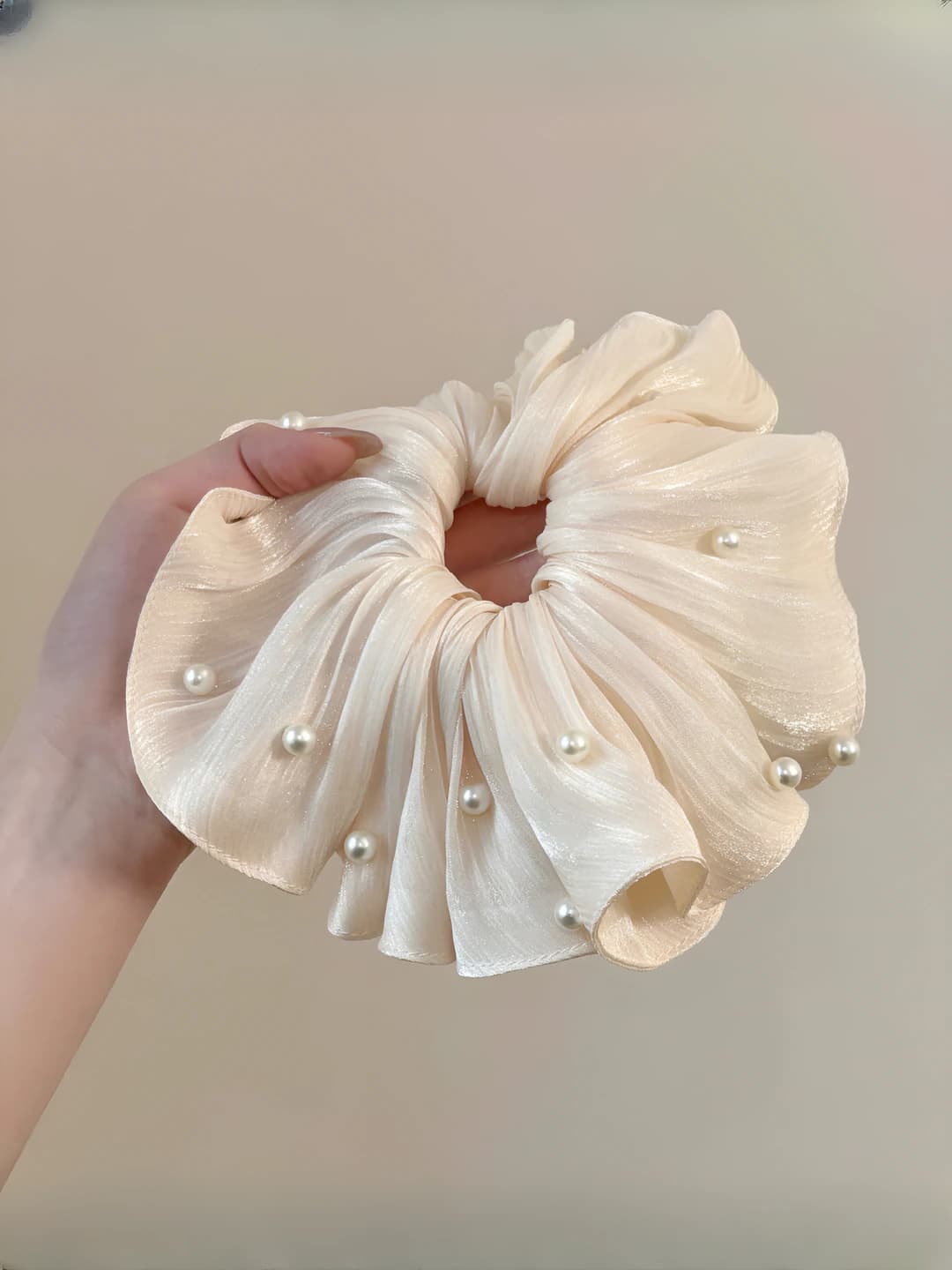 Off-white shiny pleated pearl hair tie