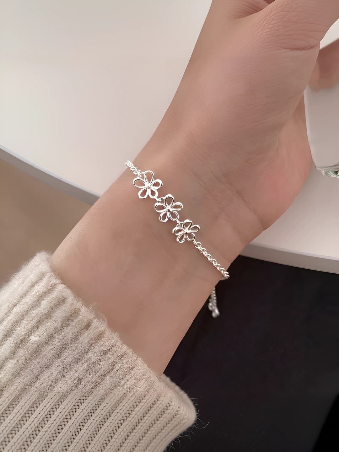 Women's flower chain bracelet, Korean style, minimalist, sweet and delicate design