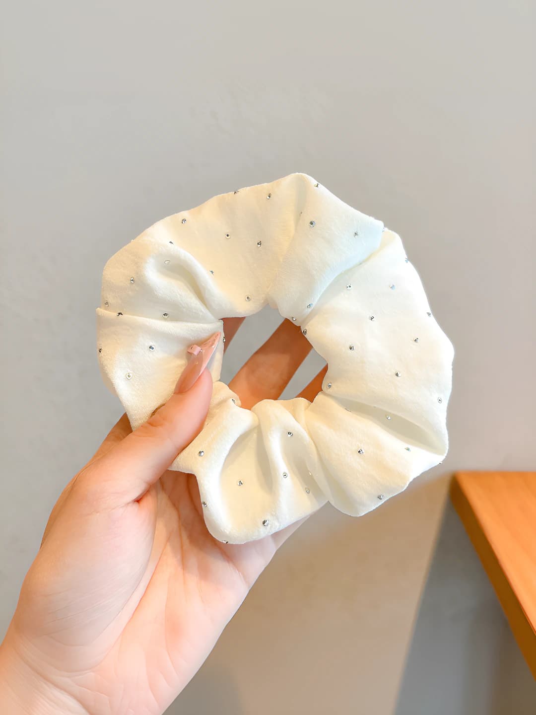 Молочный, с кристаллами, большой