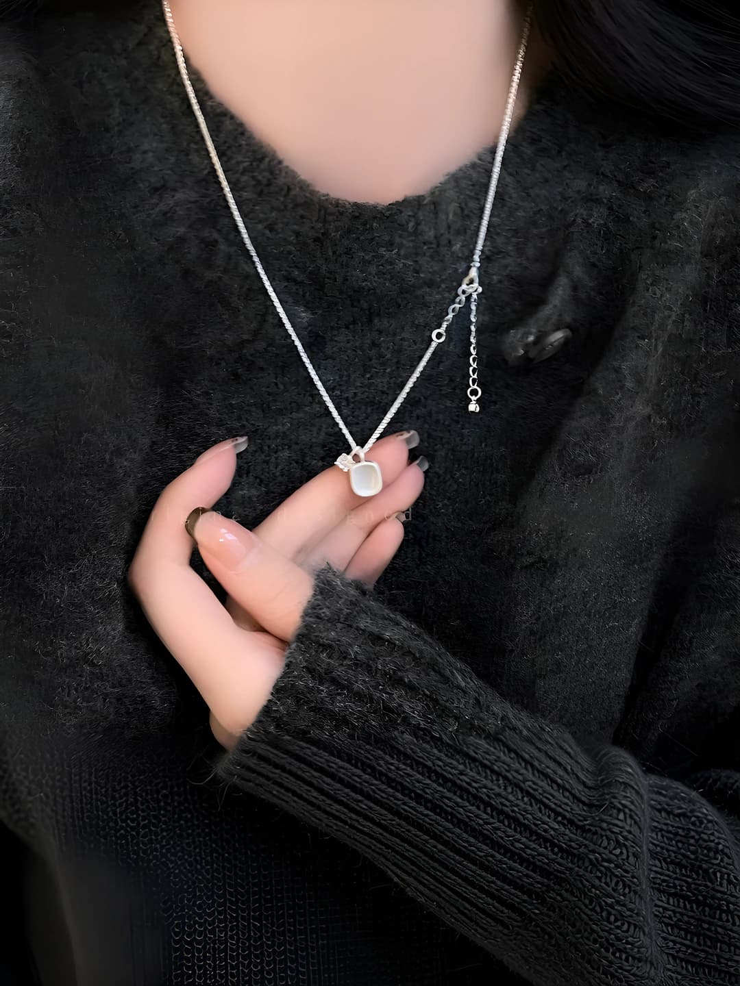 Серебристо-белый