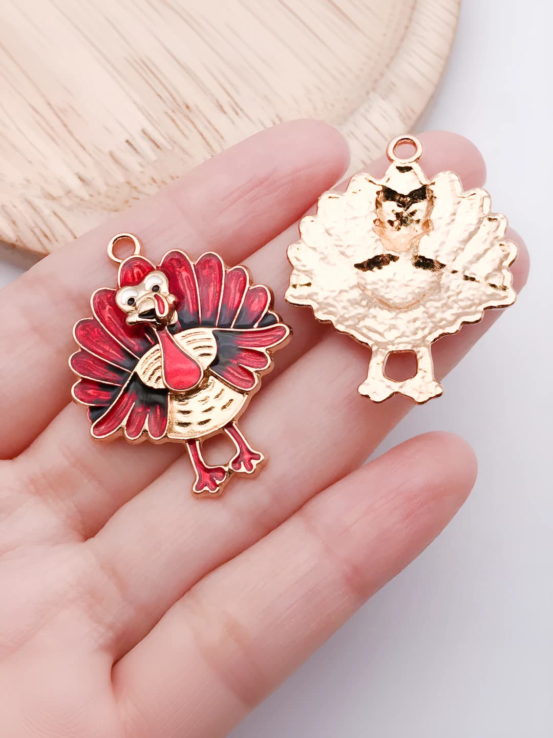 1 pc large red resin turkey, 36x27.5x5 mm, 3.5 g