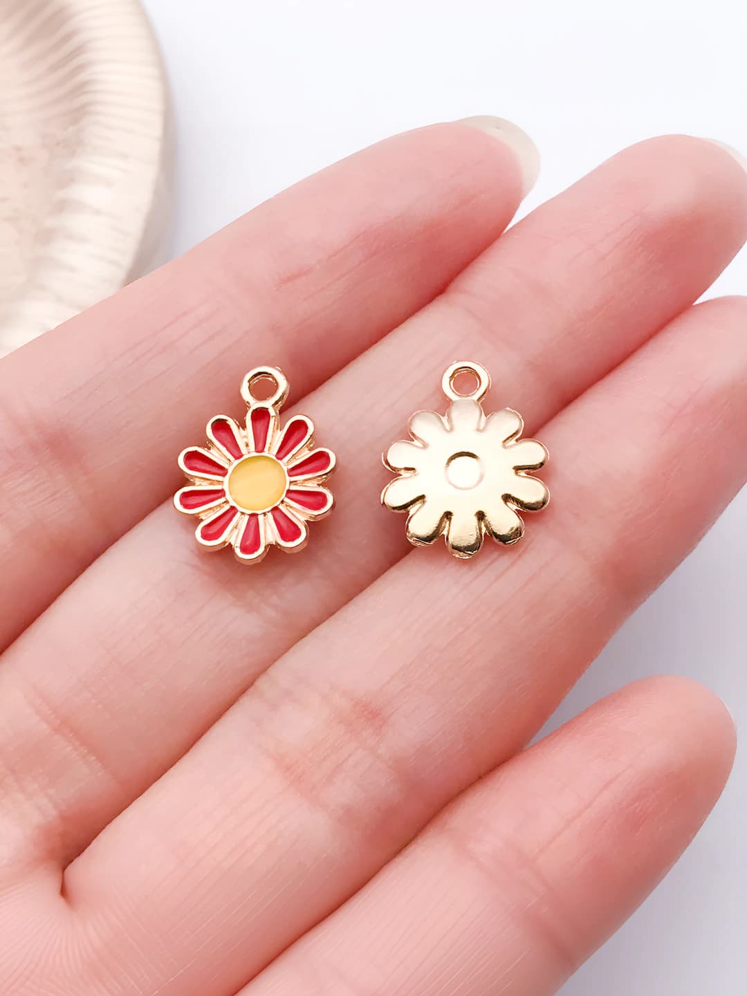 Red enamel daisy 11.4x14.6mm