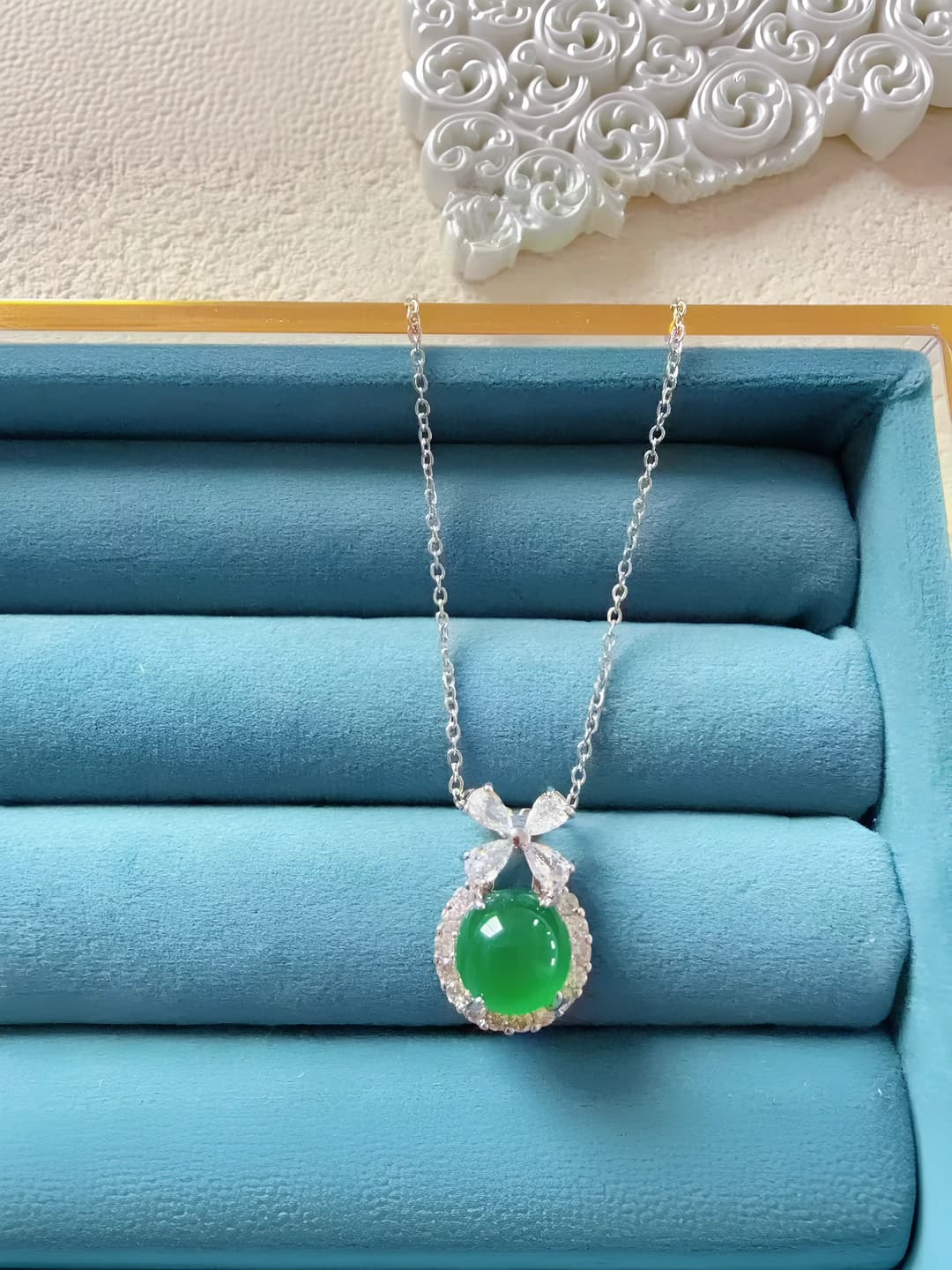 Green chalcedony necklace - Silver green