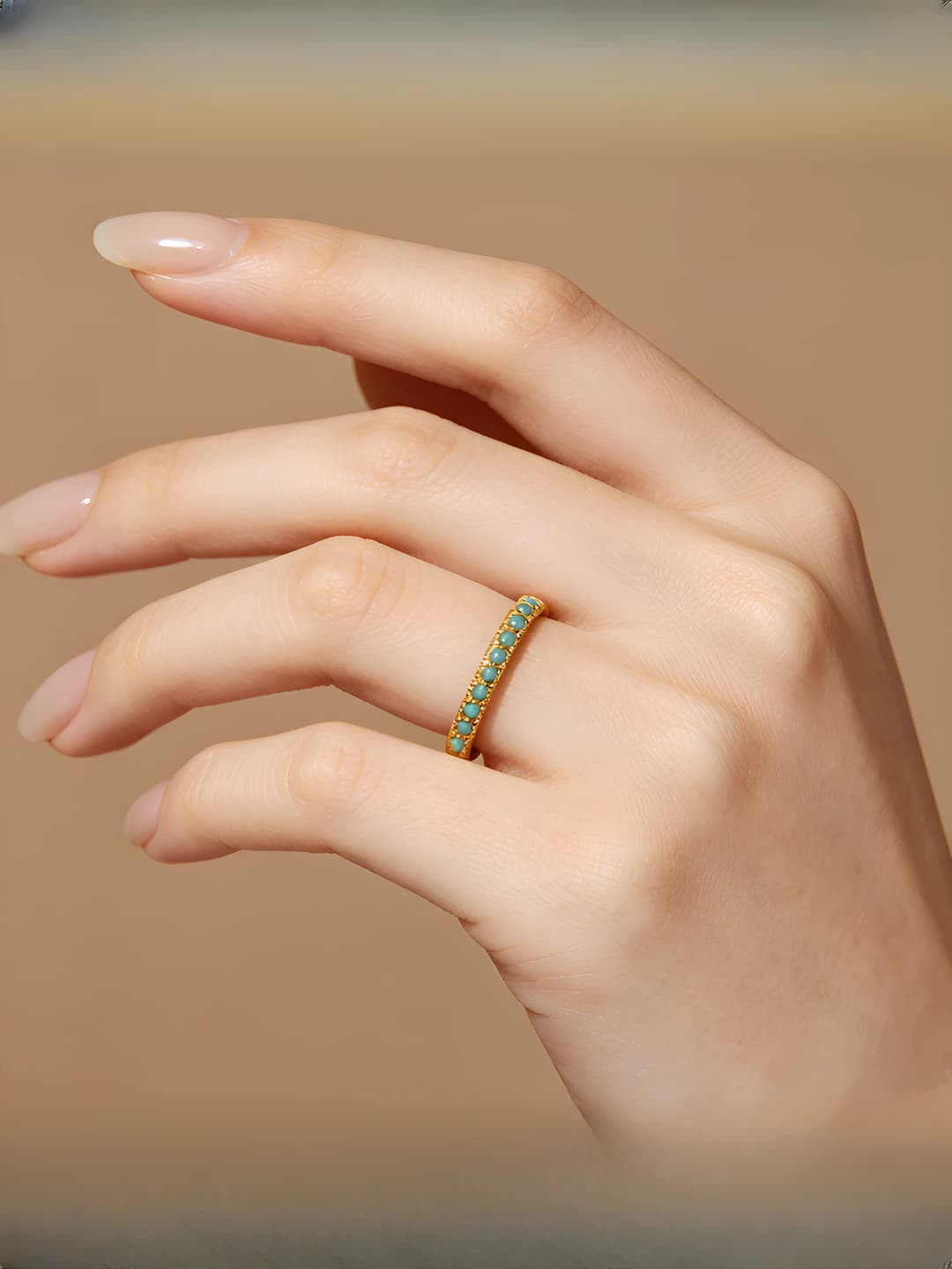 Женское кольцо с микробриллиантами и зелёным камнем, новый стиль 2026, минимализм