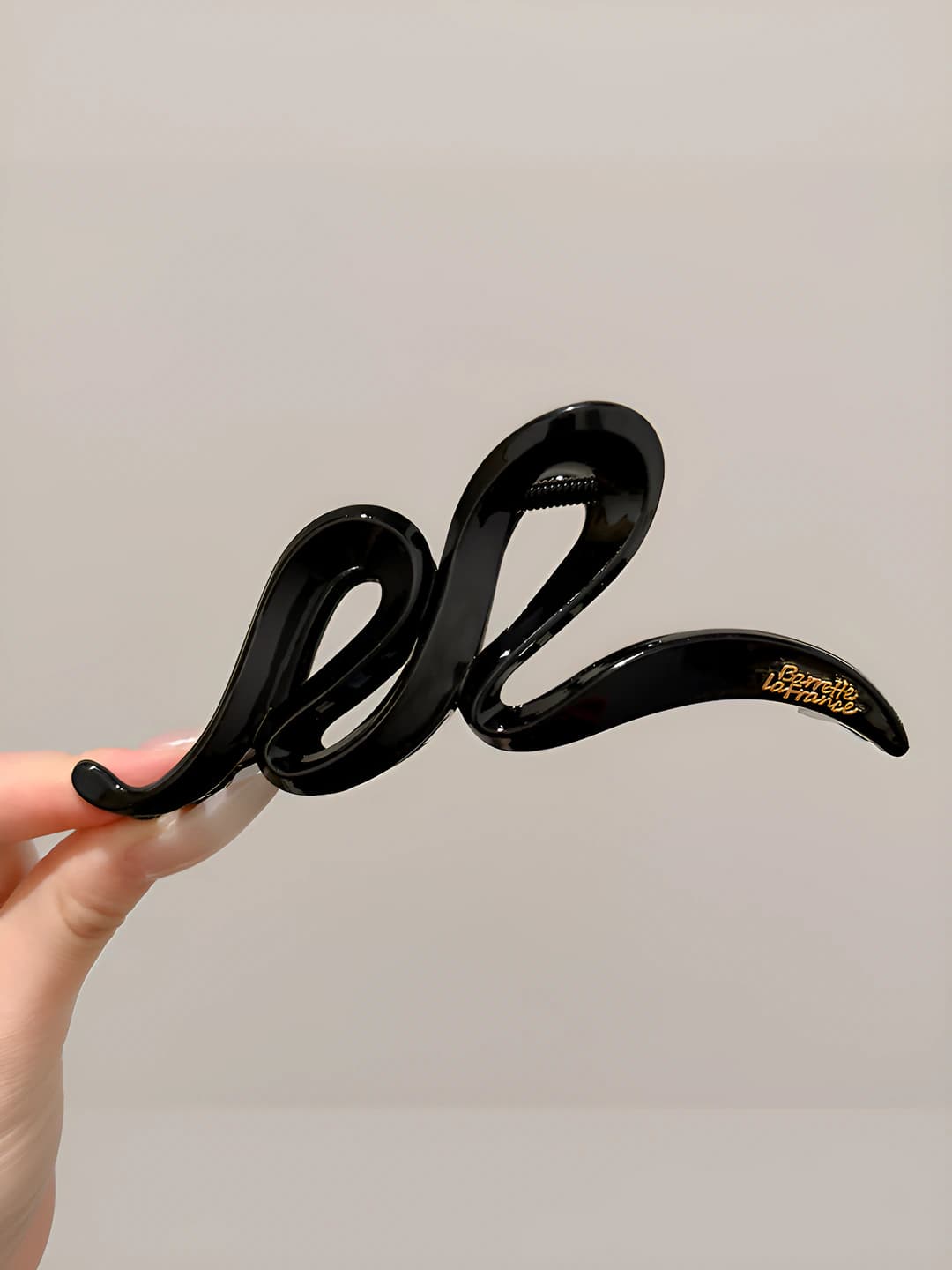 Glossy black wavy clip 13.5 cm